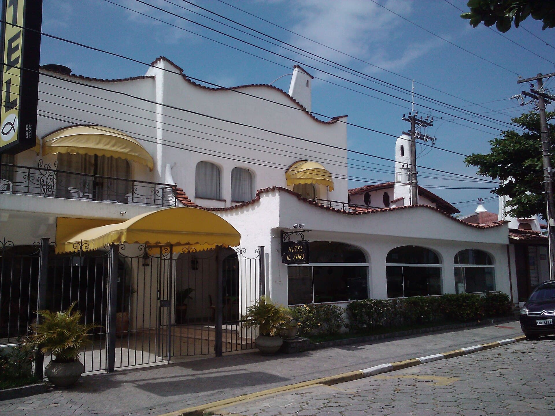 Hotel il Faro (via Wikimedia Commons, CC BY-SA 2.0)