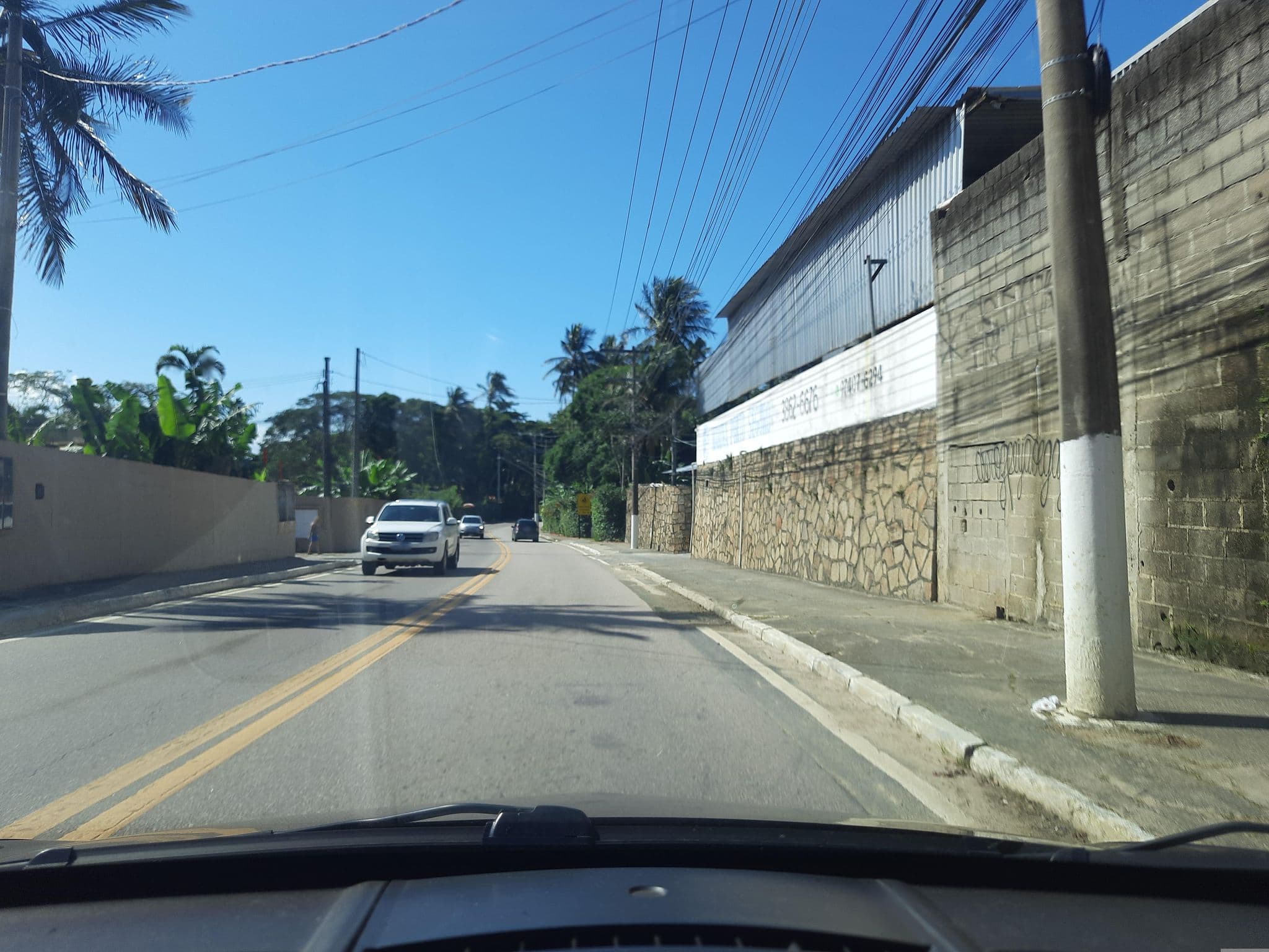 Street view near Camping Pousada Pinon, Ilhabela — © alemenezes (CC BY-SA · Mapillary)