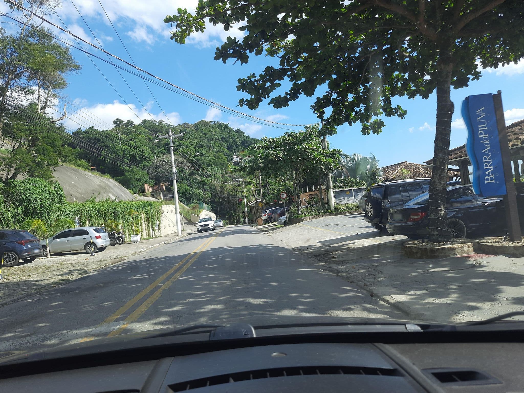 Street view near Barra do Piuva Porto Hotel, Ilhabela — © alemenezes (CC BY-SA · Mapillary)
