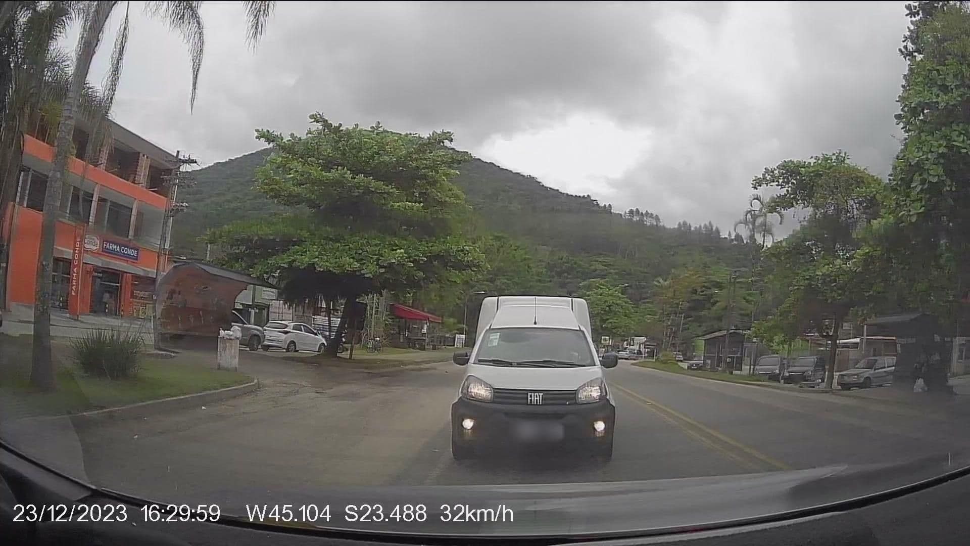 Street view near Aquarius Flat, Ubatuba — © WoL4p7oR (CC BY-SA · Mapillary)