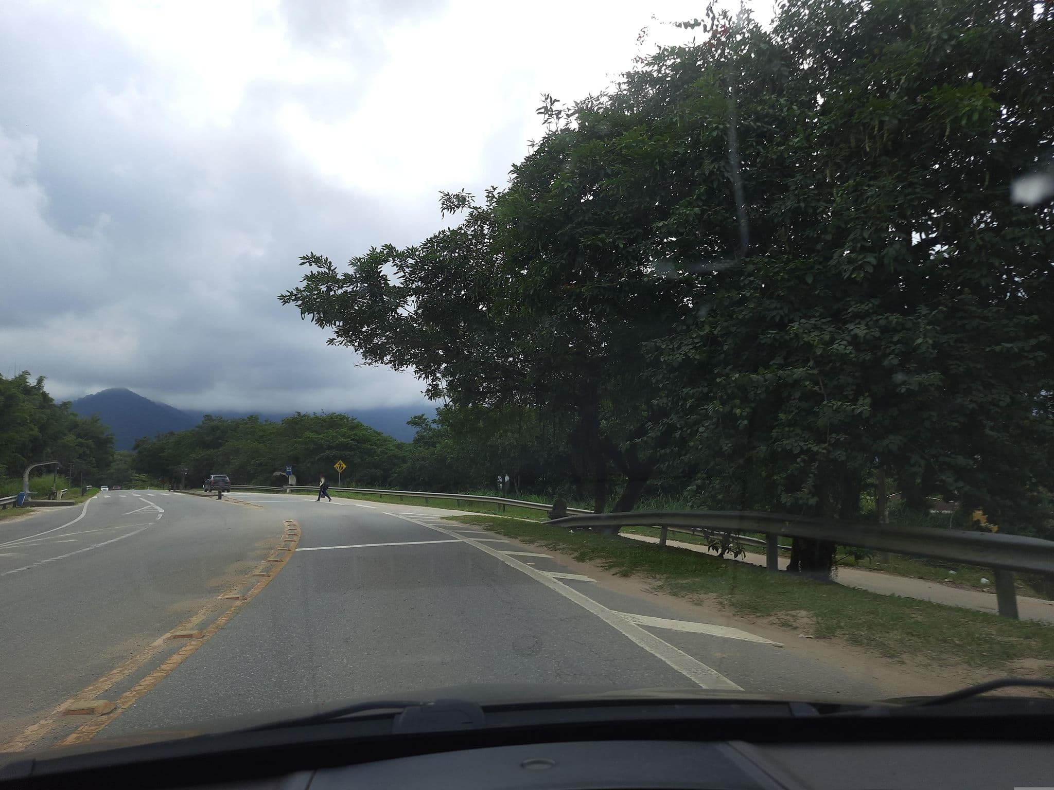 Street view near Pousada do Fininho, Caraguatatuba — © alemenezes (CC BY-SA · Mapillary)