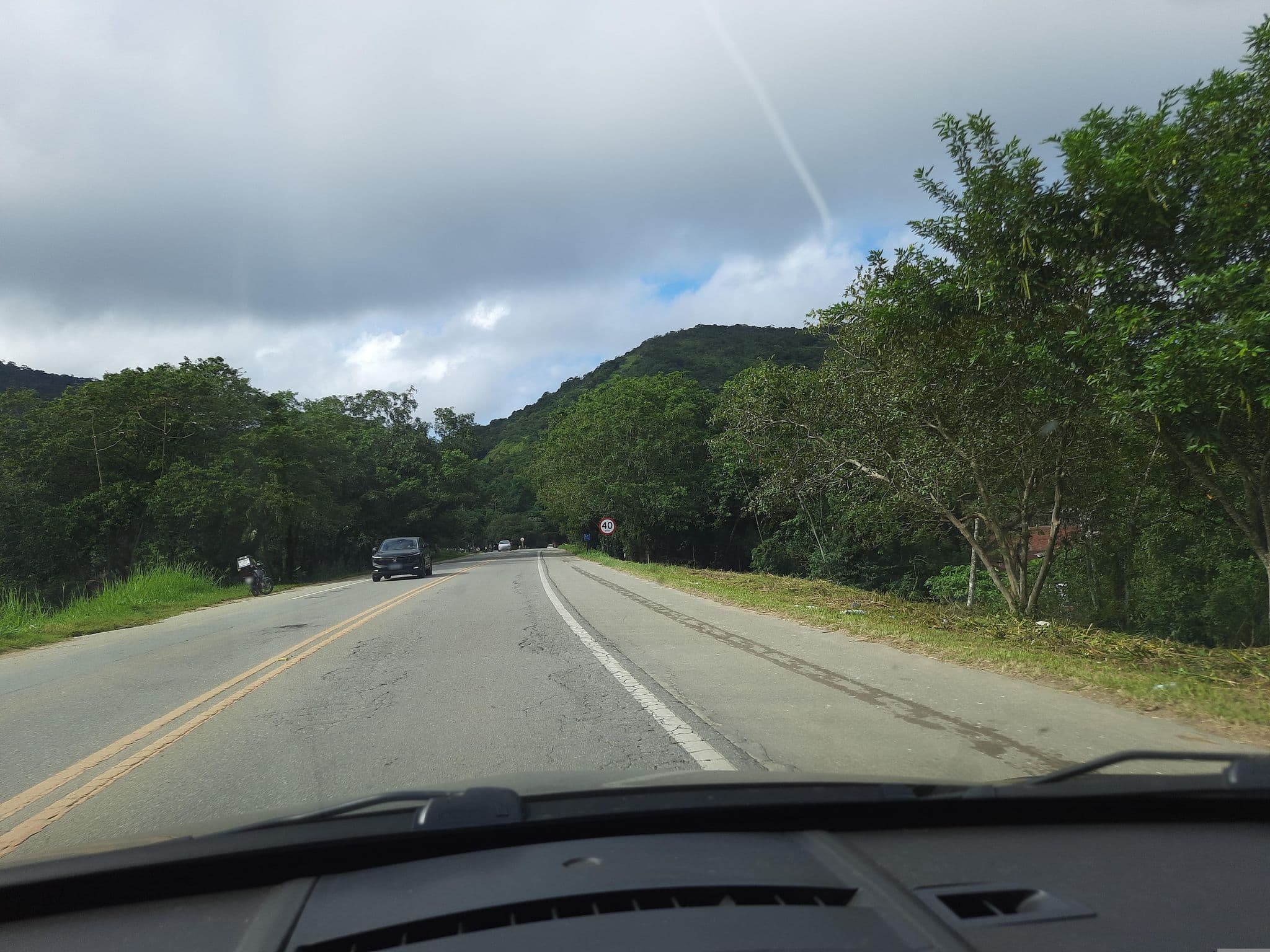 Street view near Kit • Cambury, Caraguatatuba — © alemenezes (CC BY-SA · Mapillary)