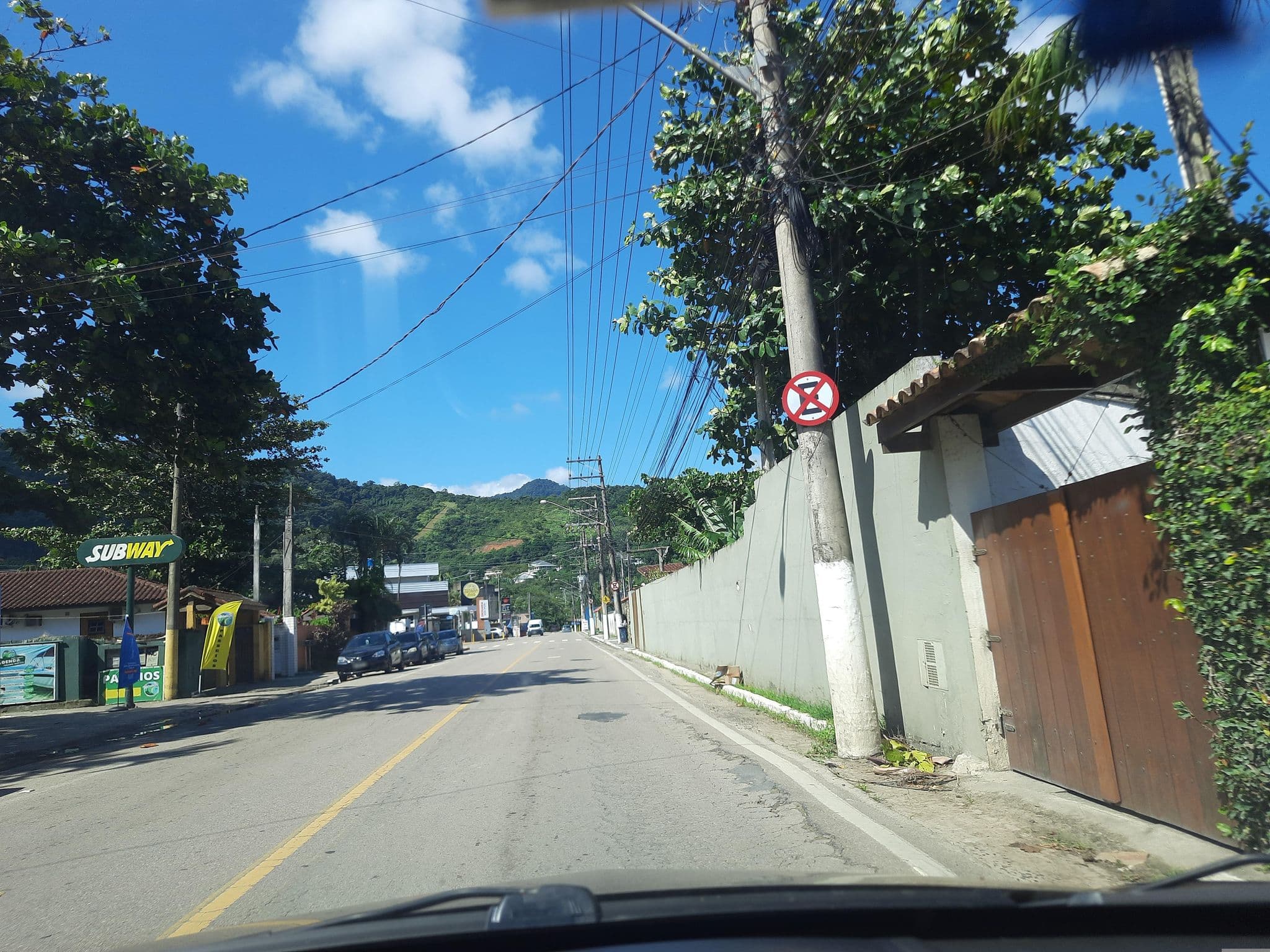 Street view near Duke Beach Hotel Matesias, Ilhabela — © alemenezes (CC BY-SA · Mapillary)