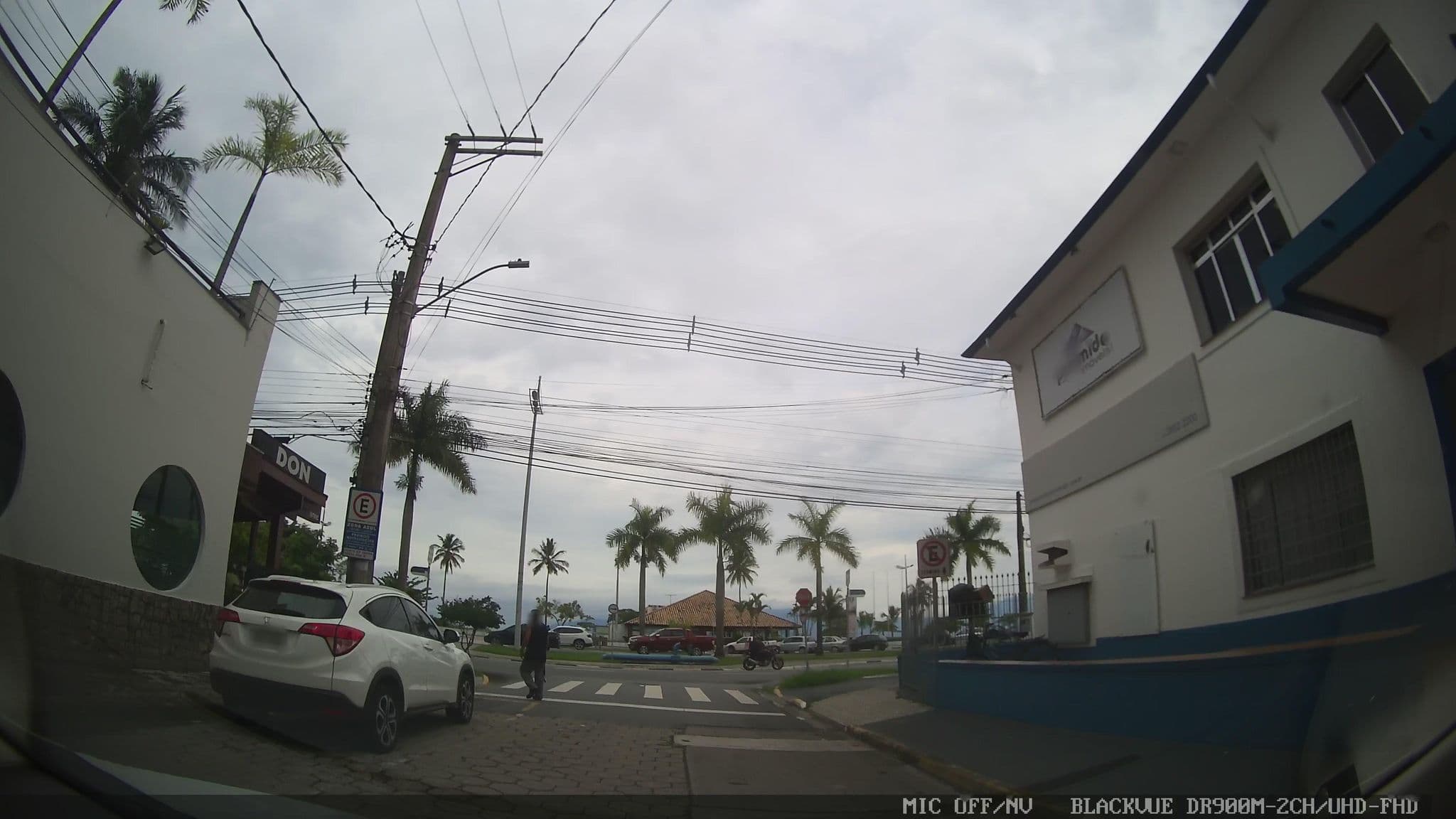 Street view near Areia Branca Hotel, Caraguatatuba — © marciosampaio (CC BY-SA · Mapillary)