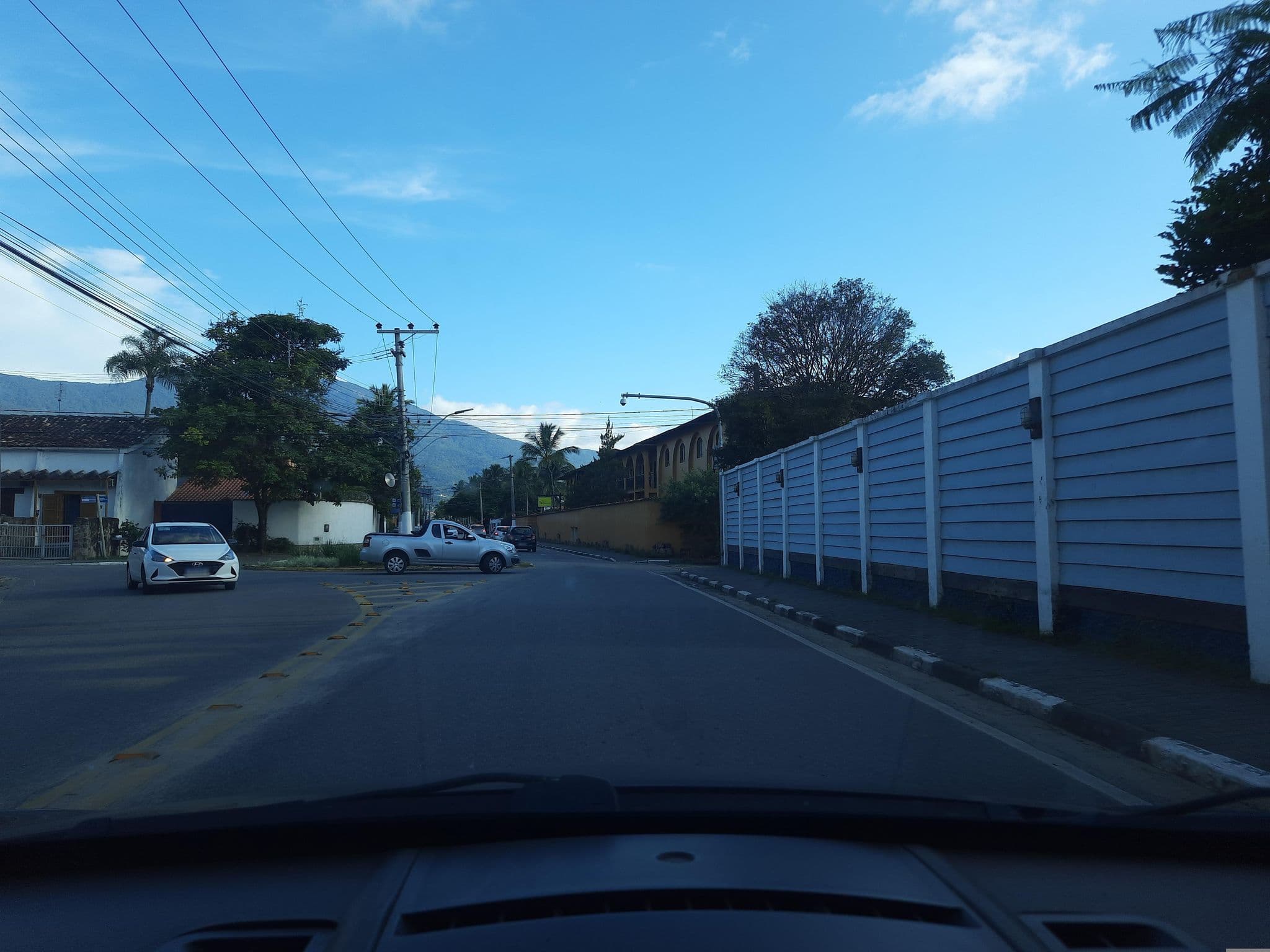 Street view near Plaza Inn Pousada do Capitão, Ilhabela — © alemenezes (CC BY-SA · Mapillary)