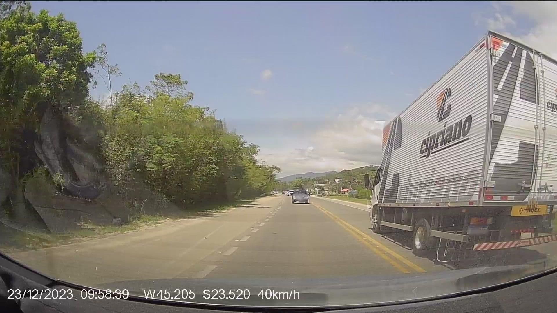 Street view near Pousada Aconchego do Mar (Condomínio Samola, Rua dos Lírios, 150), Ubatuba — © WoL4p7oR (CC BY-SA · Mapillary)
