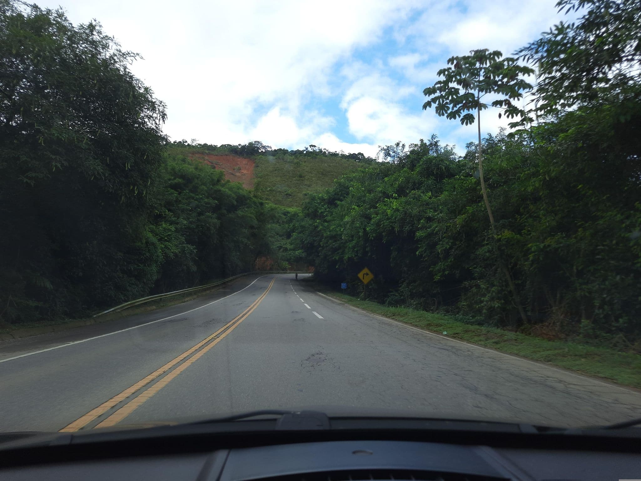 Street view near Recanto Verde Praia Hotel, Salesópolis — © alemenezes (CC BY-SA · Mapillary)