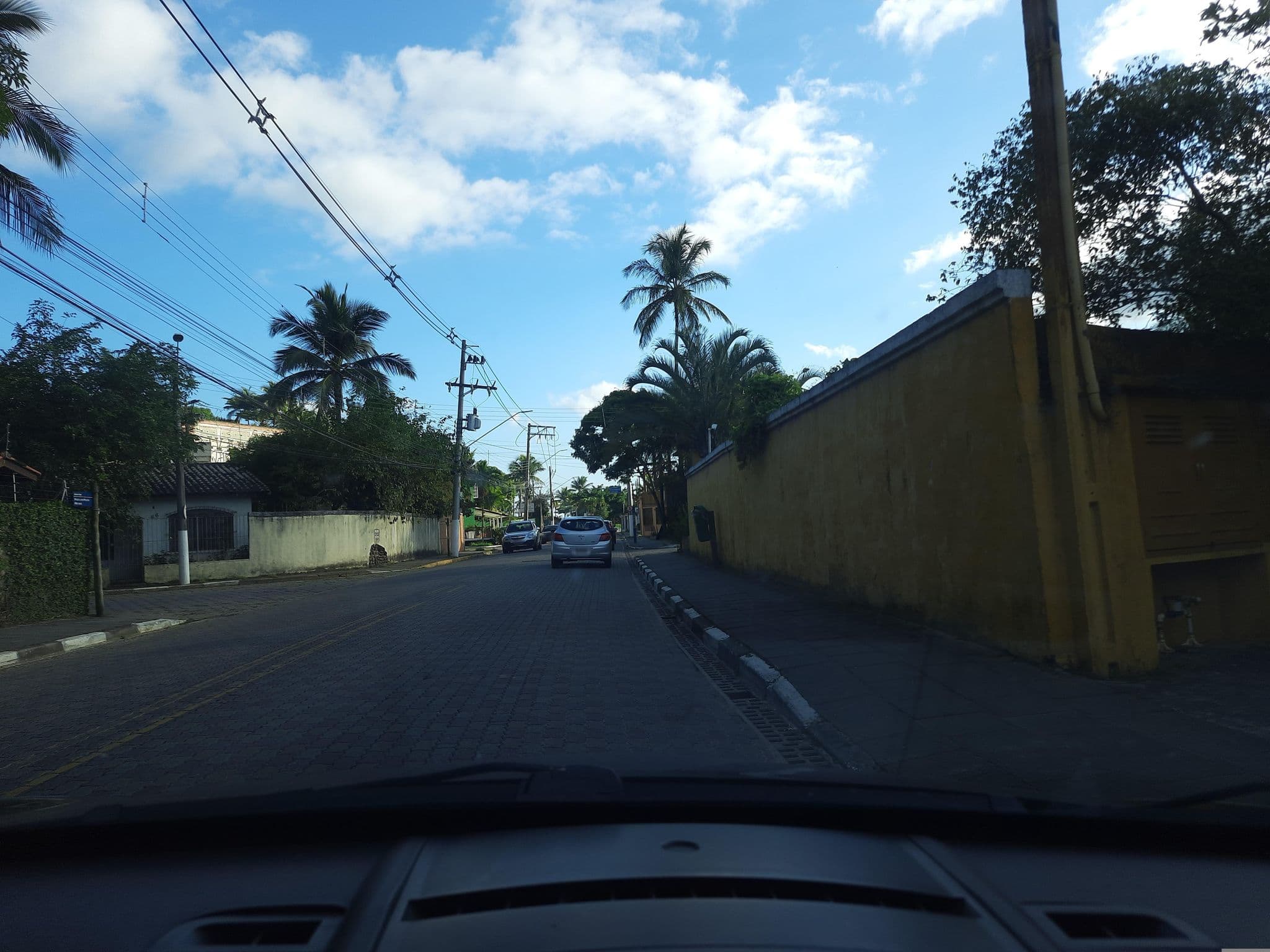 Street view near Pousada Ponta do Pequeáh, Ilhabela — © alemenezes (CC BY-SA · Mapillary)