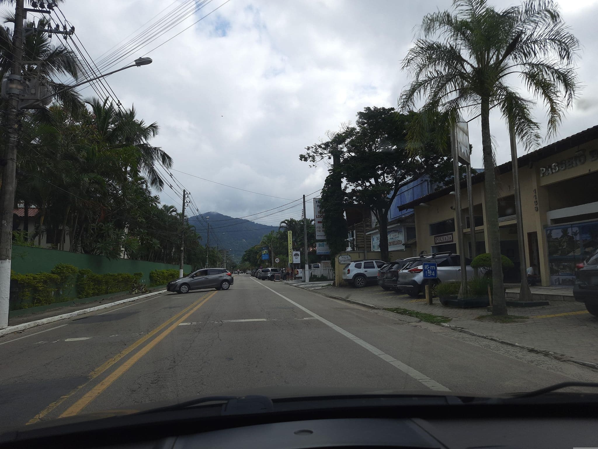 Street view near Chalés Cata Vento, Ilhabela — © alemenezes (CC BY-SA · Mapillary)