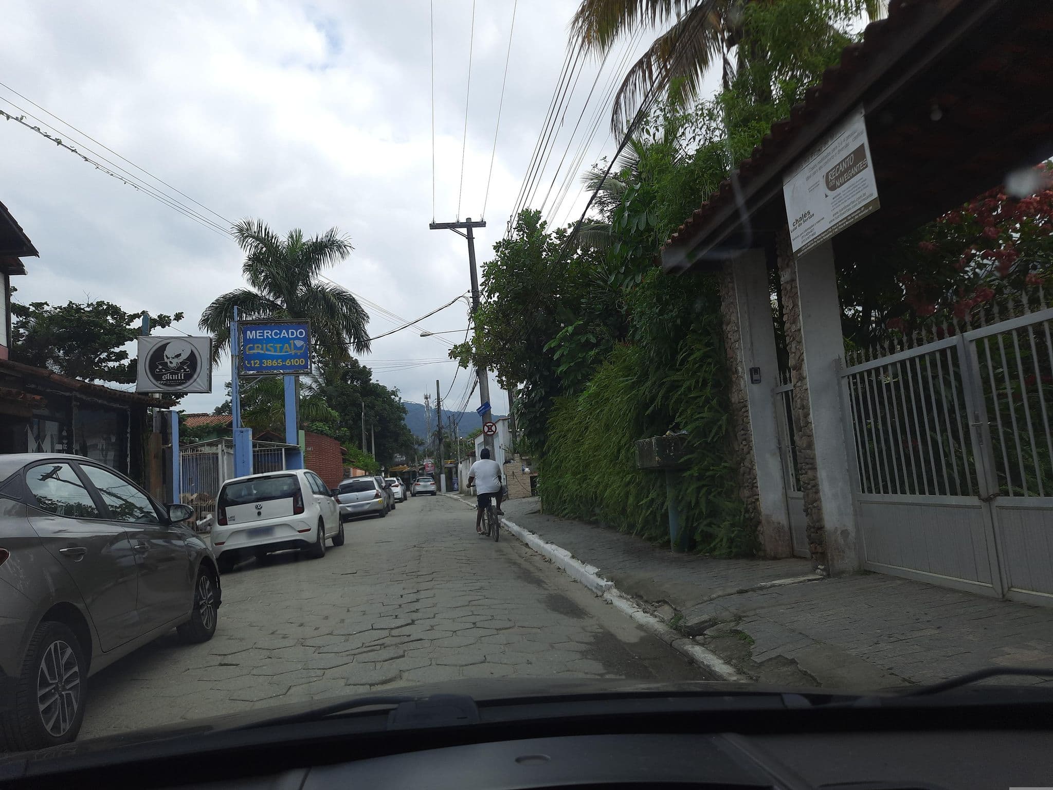 Street view near Hotel da Maitacas, Ilhabela — © alemenezes (CC BY-SA · Mapillary)