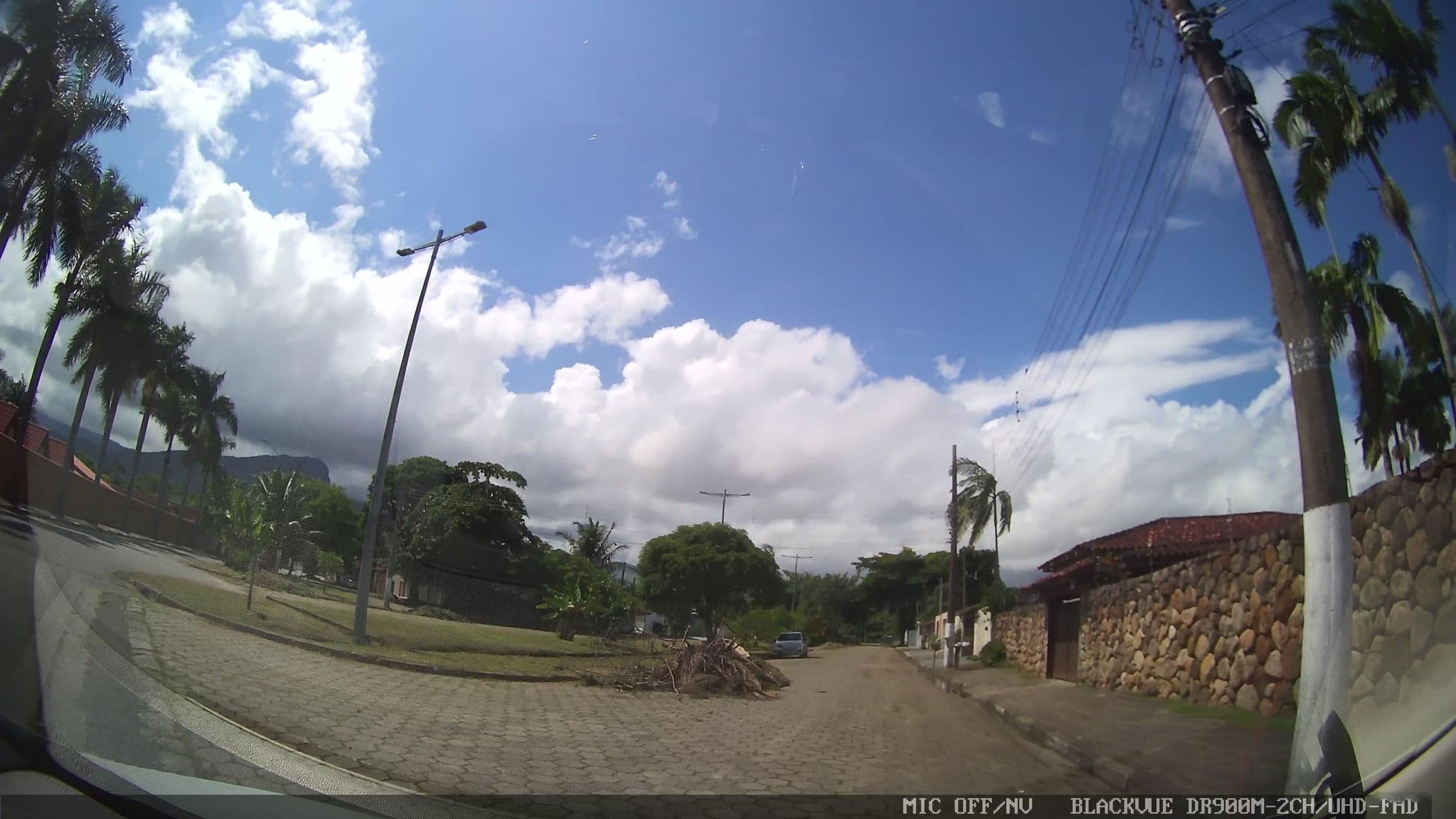 Street view near Chalé Caiçara, Caraguatatuba — © marciosampaio (CC BY-SA · Mapillary)