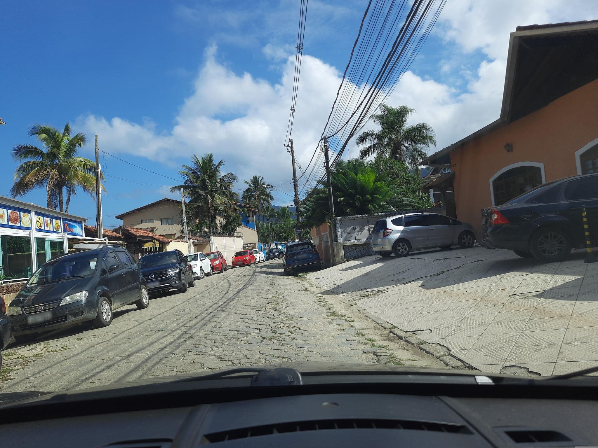 Street view near Arco Iris Chale, Ilhabela — © alemenezes (CC BY-SA · Mapillary)
