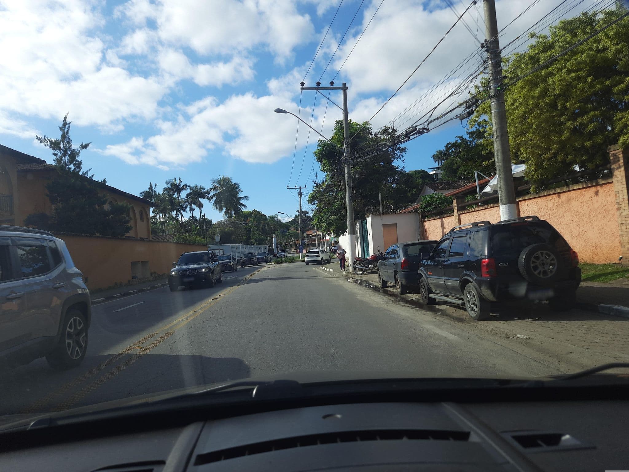 Street view near Pousada Casa Amarela, Ilhabela — © alemenezes (CC BY-SA · Mapillary)