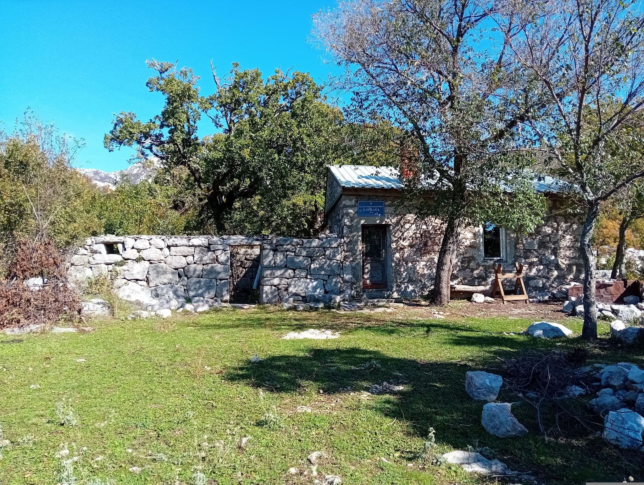 Street view near Planinarsko sklonište Zavrata, Vrsi — © xxxb (CC BY-SA · Mapillary)