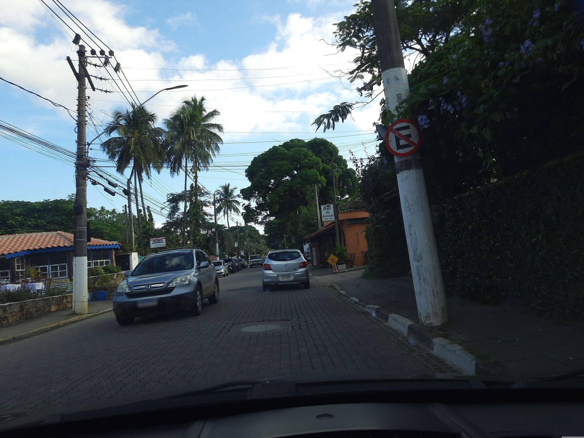 Street view near Pousada dos Hibiscos, Ilhabela — © alemenezes (CC BY-SA · Mapillary)