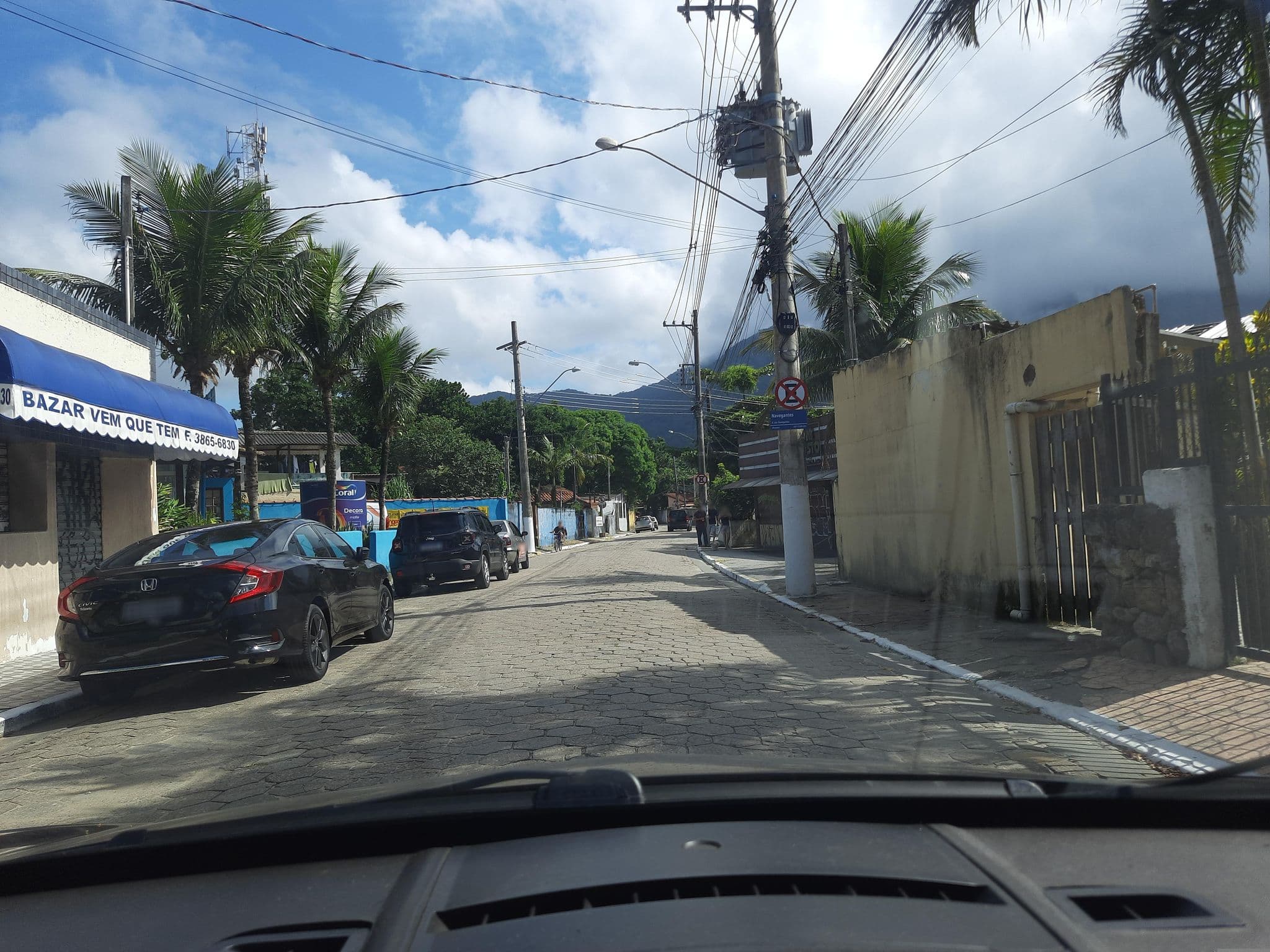 Street view near Pousada Sr. Antonio, Ilhabela — © alemenezes (CC BY-SA · Mapillary)