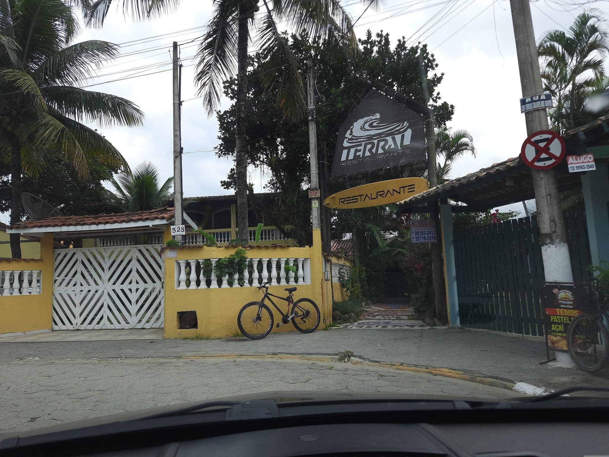 Street view near Recanto Dona Isabel, Ilhabela — © alemenezes (CC BY-SA · Mapillary)