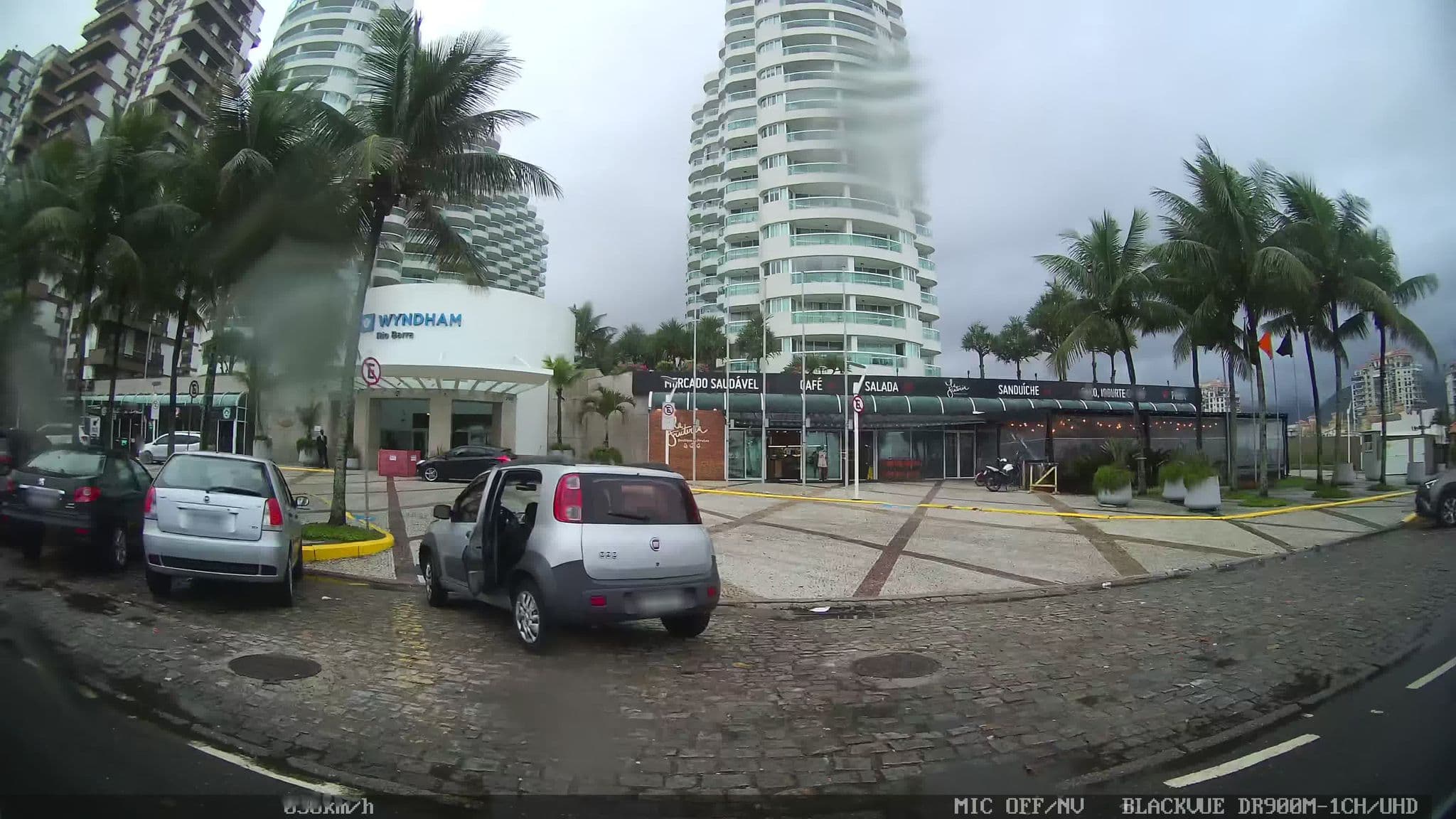Street view near Radisson Hotel Barra Rio de Janeiro, Barra da Tijuca — © kaart_1 (CC BY-SA · Mapillary)