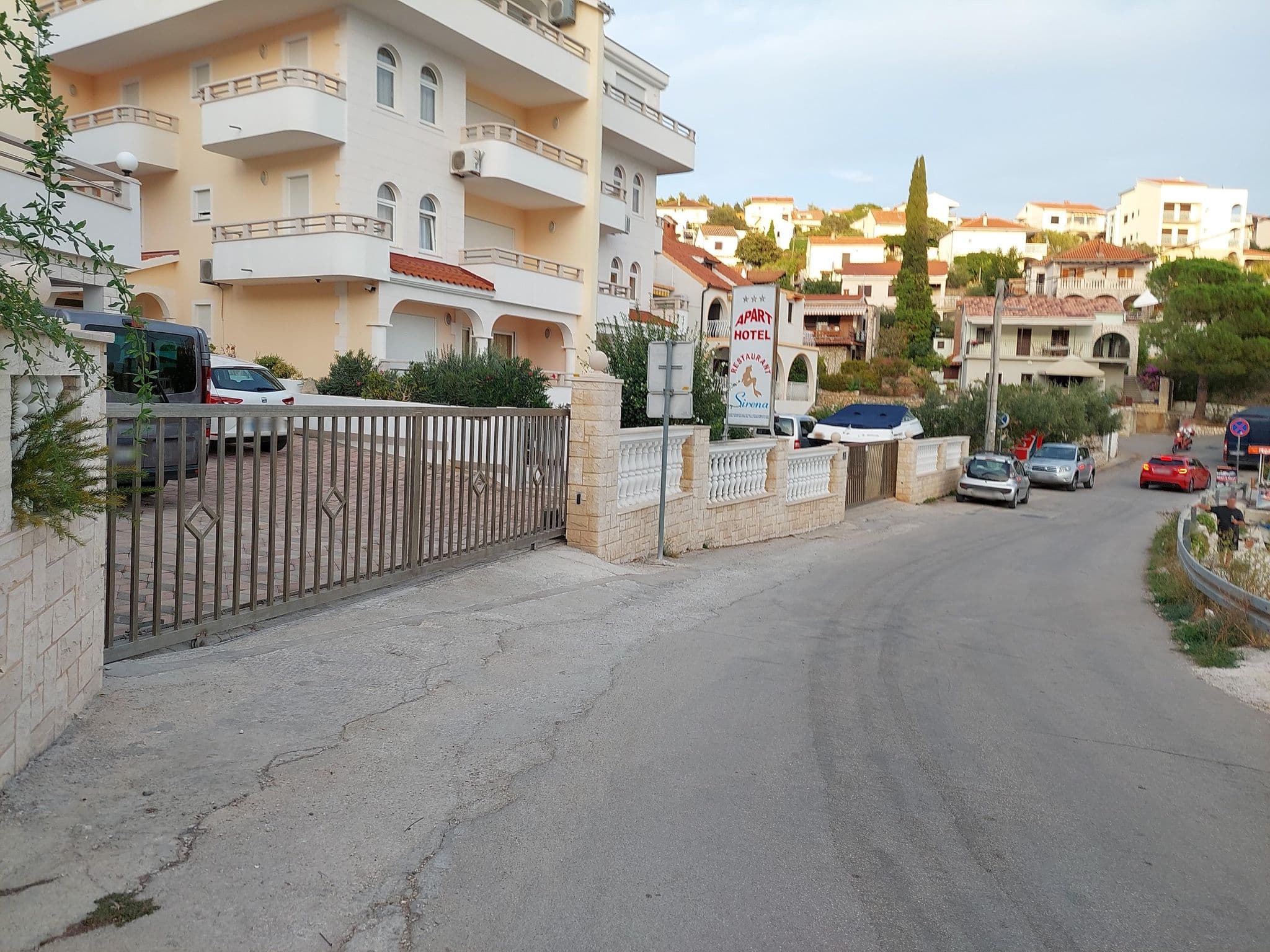 Street view near Sirena, Okrug Gornji — © polar7 (CC BY-SA · Mapillary)