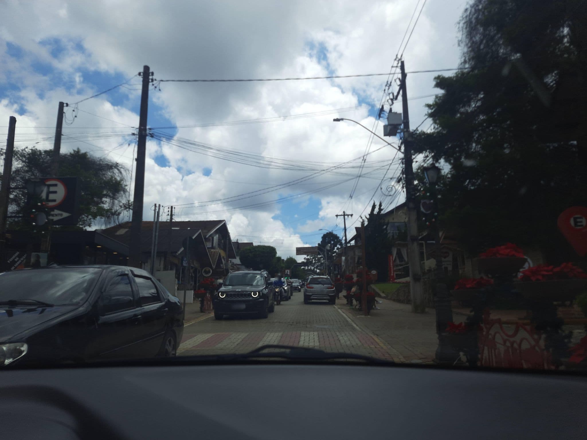 Street view near Hotel Guânxi, Monte Verde — © alemenezes (CC BY-SA · Mapillary)