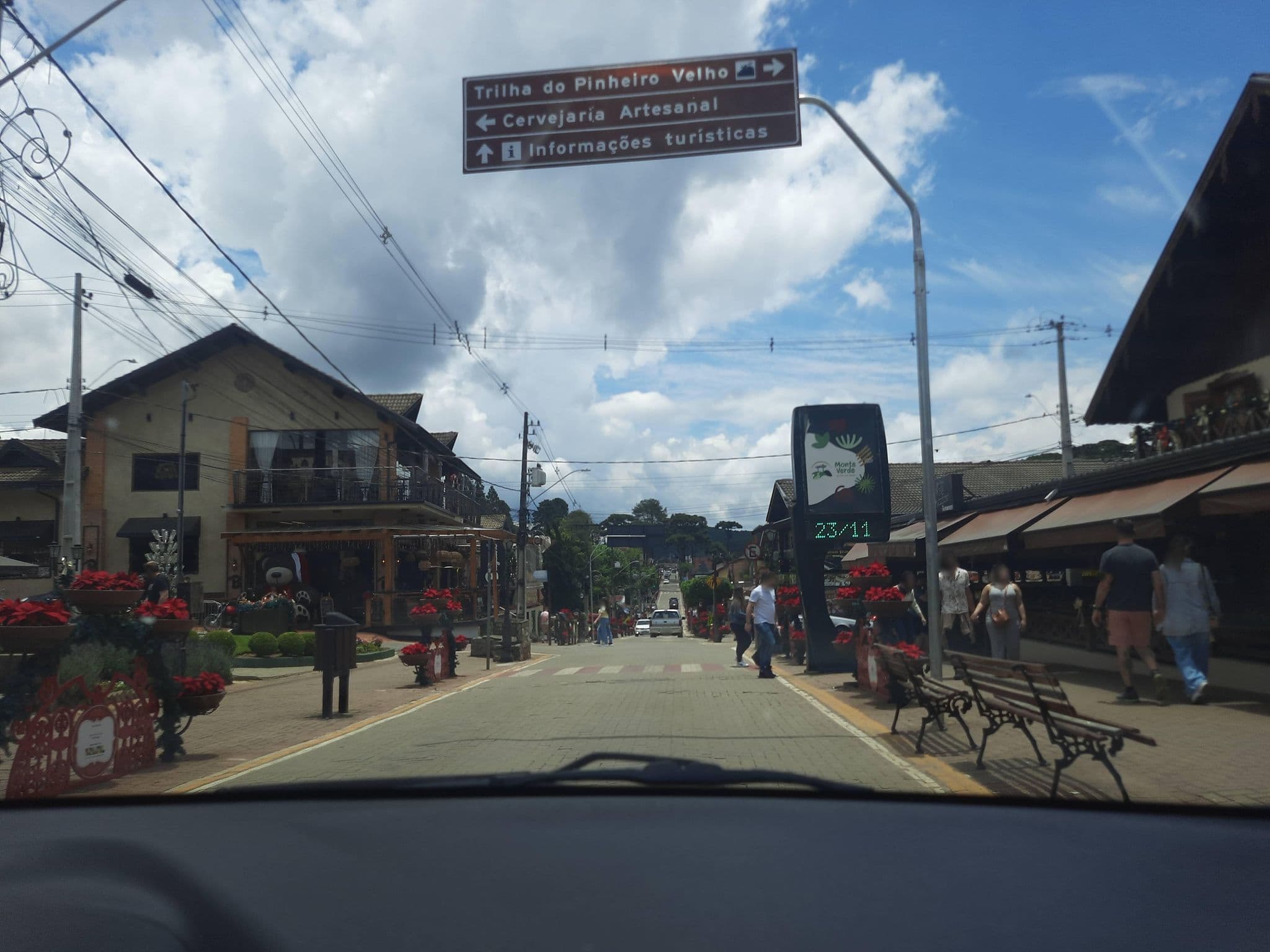 Street view near Pousada Avenida, Monte Verde — © alemenezes (CC BY-SA · Mapillary)