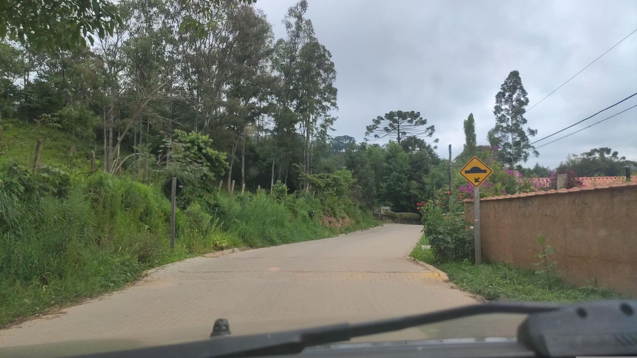 Street view near Pousada Dona Manoela, Gonçalves — © fepol (CC BY-SA · Mapillary)