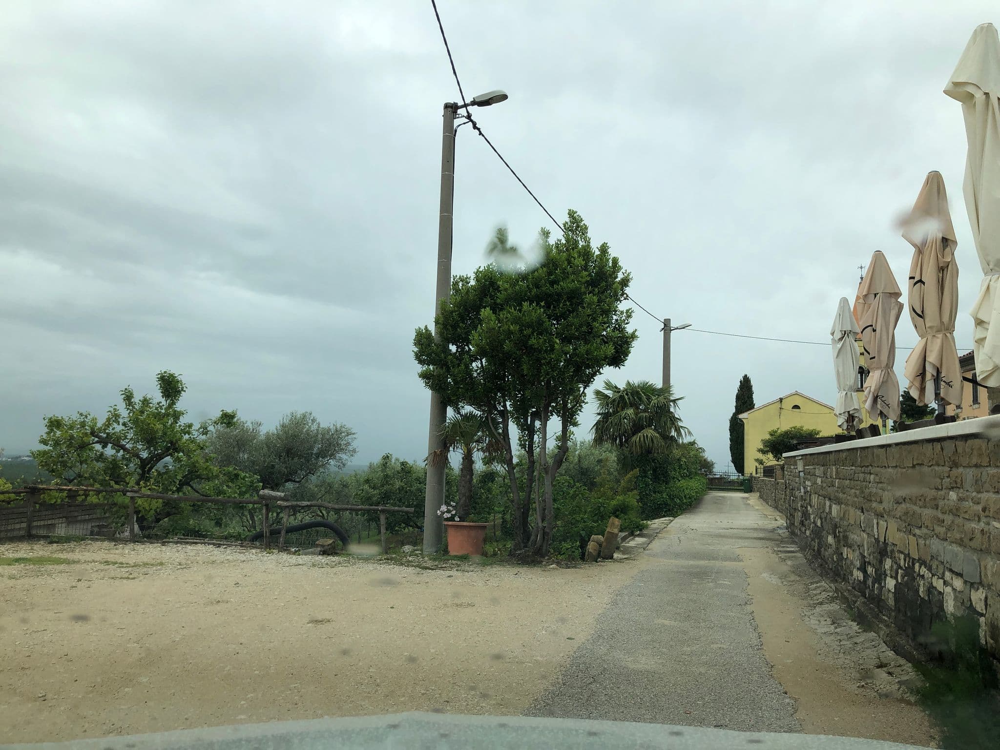 Street view near Agroturizam San Mauro – Sinkovic Wines, Buje — © derzornigemarkus (CC BY-SA · Mapillary)