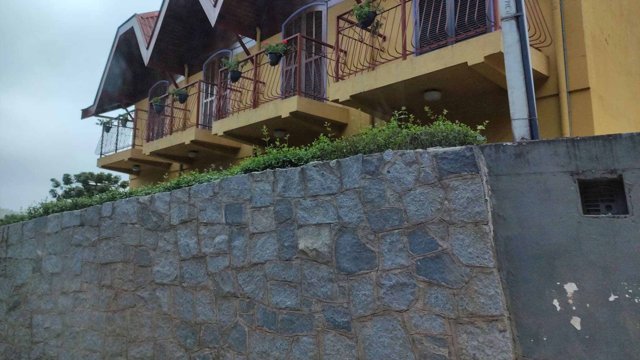 Street view near Hotel Astoria, Campos do Jordão — © nathancruz77 (CC BY-SA · Mapillary)