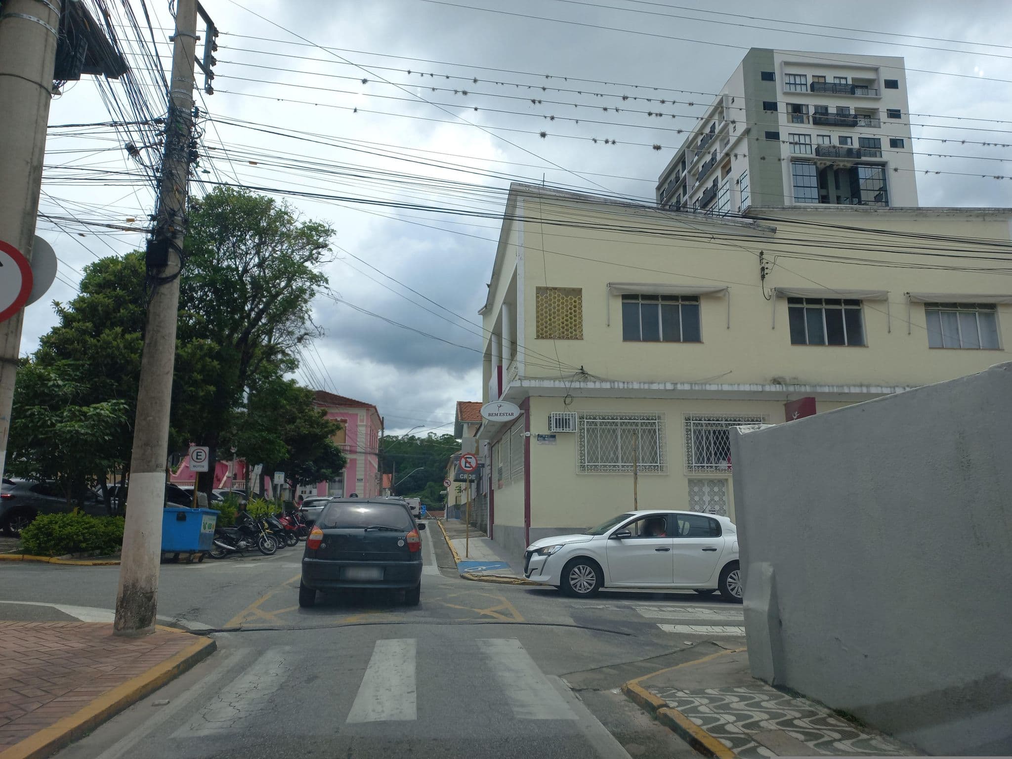 Street view near Restaurante Embaixador, Itajubá — © and_eng (CC BY-SA · Mapillary)