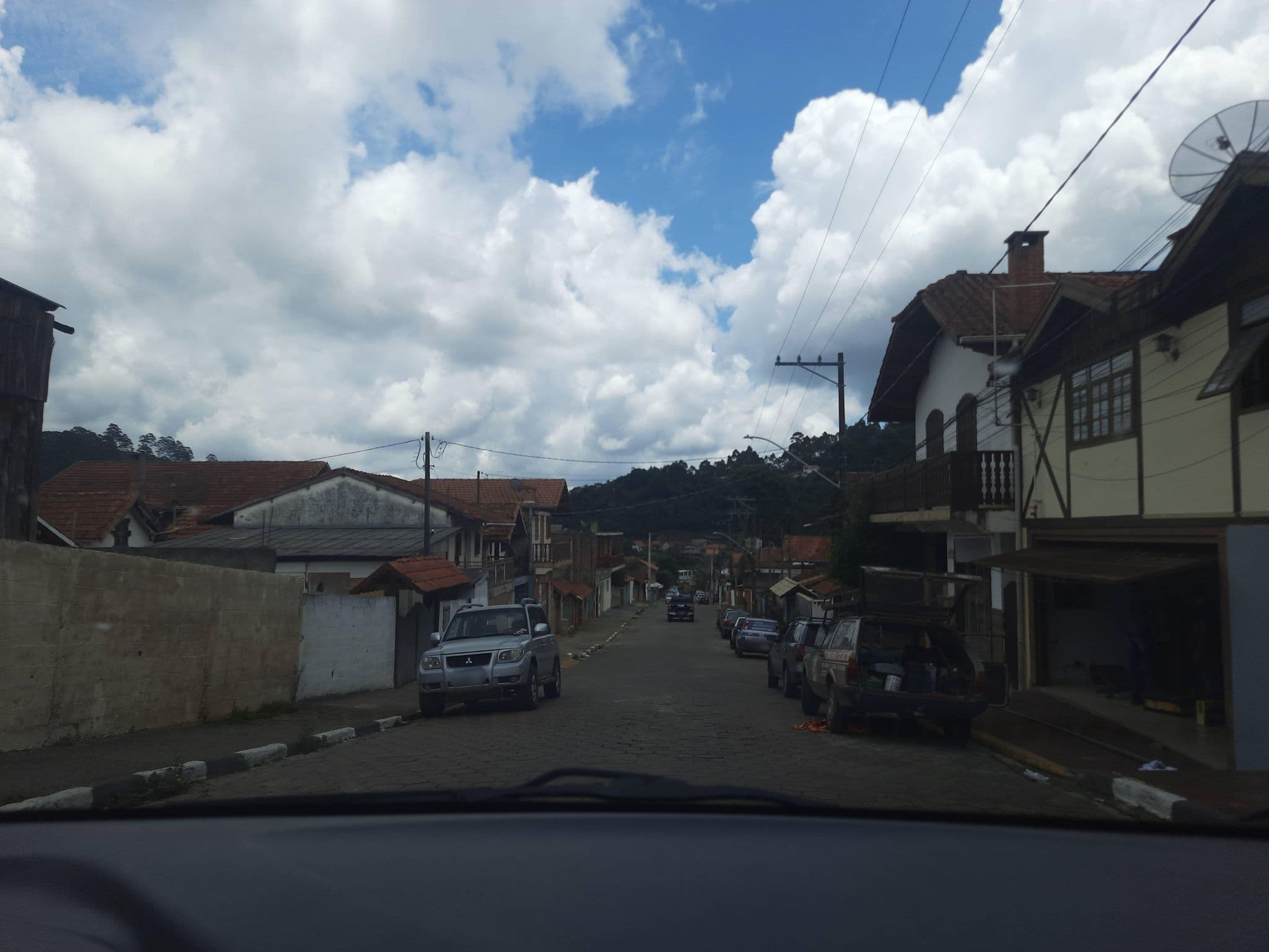 Street view near Pousada Steppenwolf, Monte Verde — © alemenezes (CC BY-SA · Mapillary)