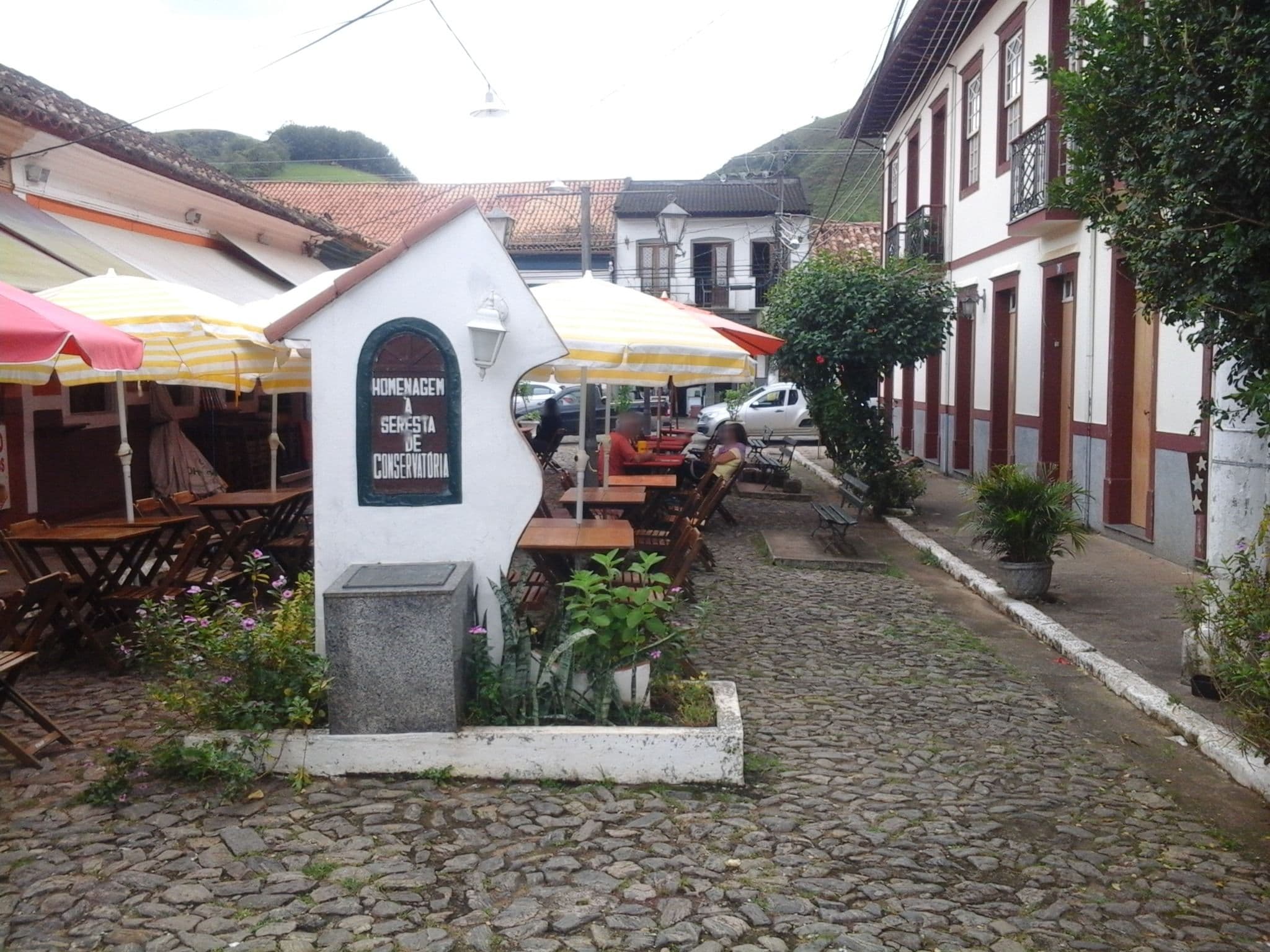 Street view near Pousada Liège, Barra do Piraí — © linhares (CC BY-SA · Mapillary)