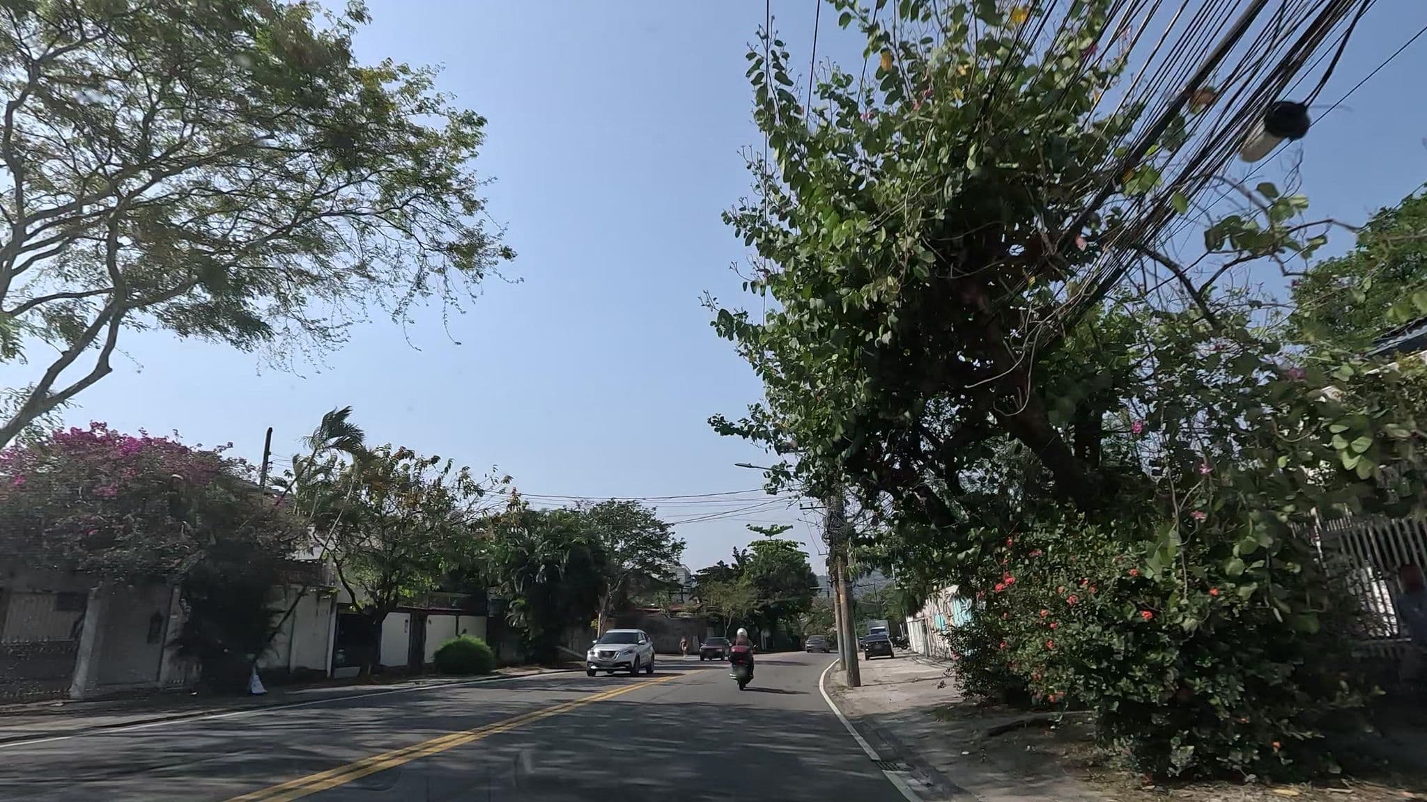 Street view near Hostel Del Bosque, Barra da Tijuca — © enzostana (CC BY-SA · Mapillary)