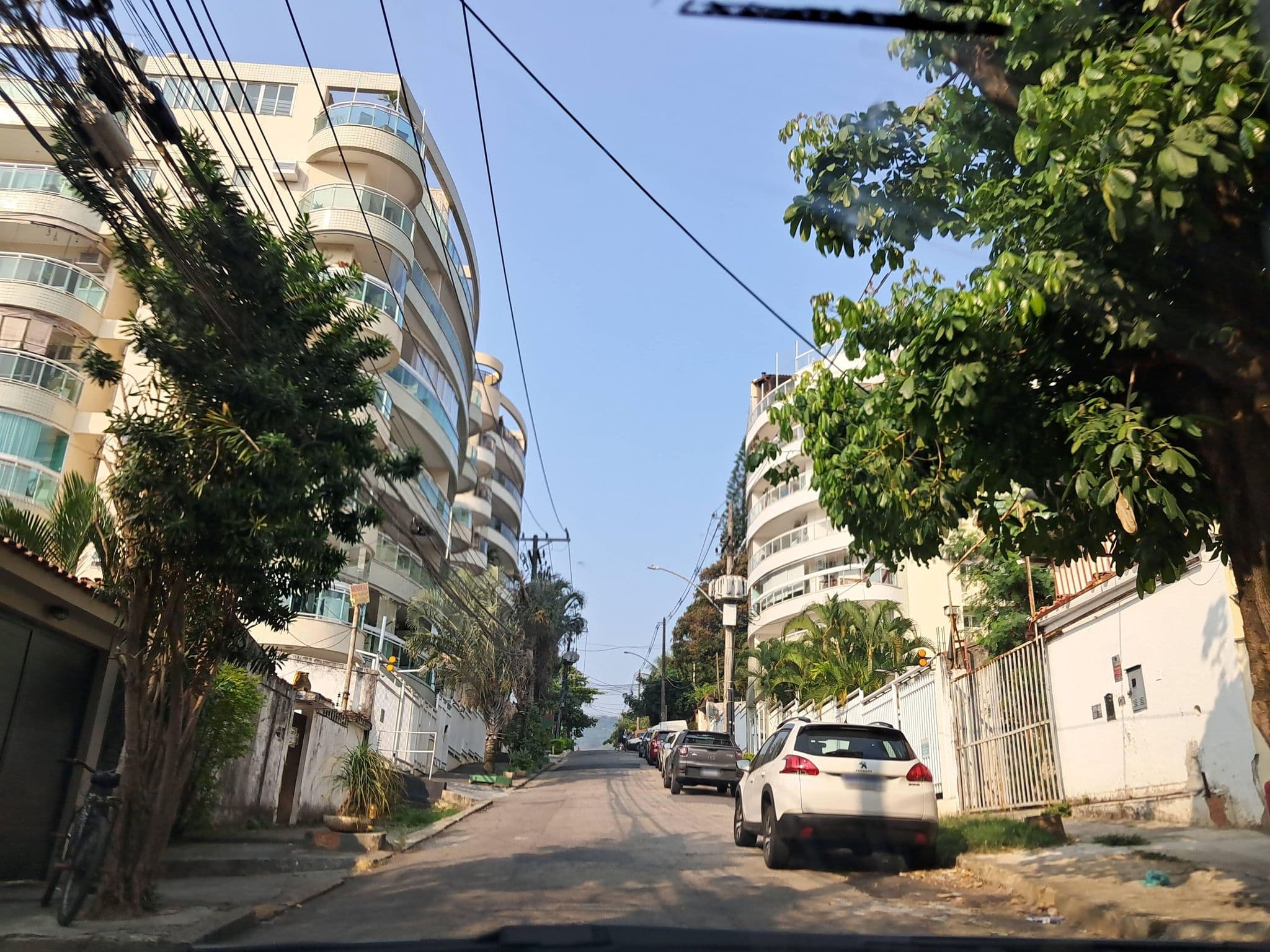 Street view near Le Grand Chevrand ⭐️⭐️⭐️⭐️⭐️, Barra da Tijuca — © Malu25 (CC BY-SA · Mapillary)