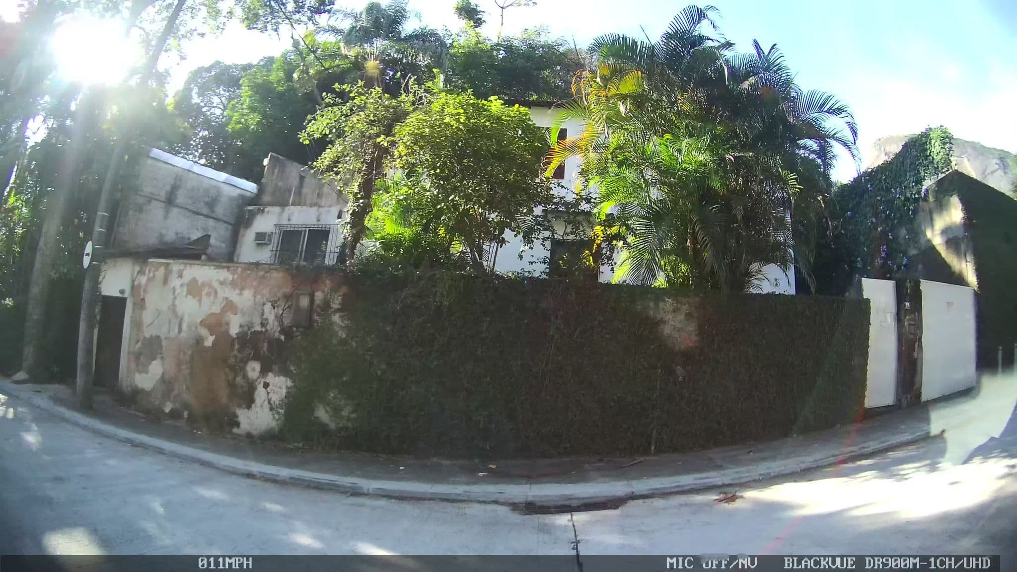 Street view near Mellow Yellow Mansion, Rocinha — © kaart_1 (CC BY-SA · Mapillary)