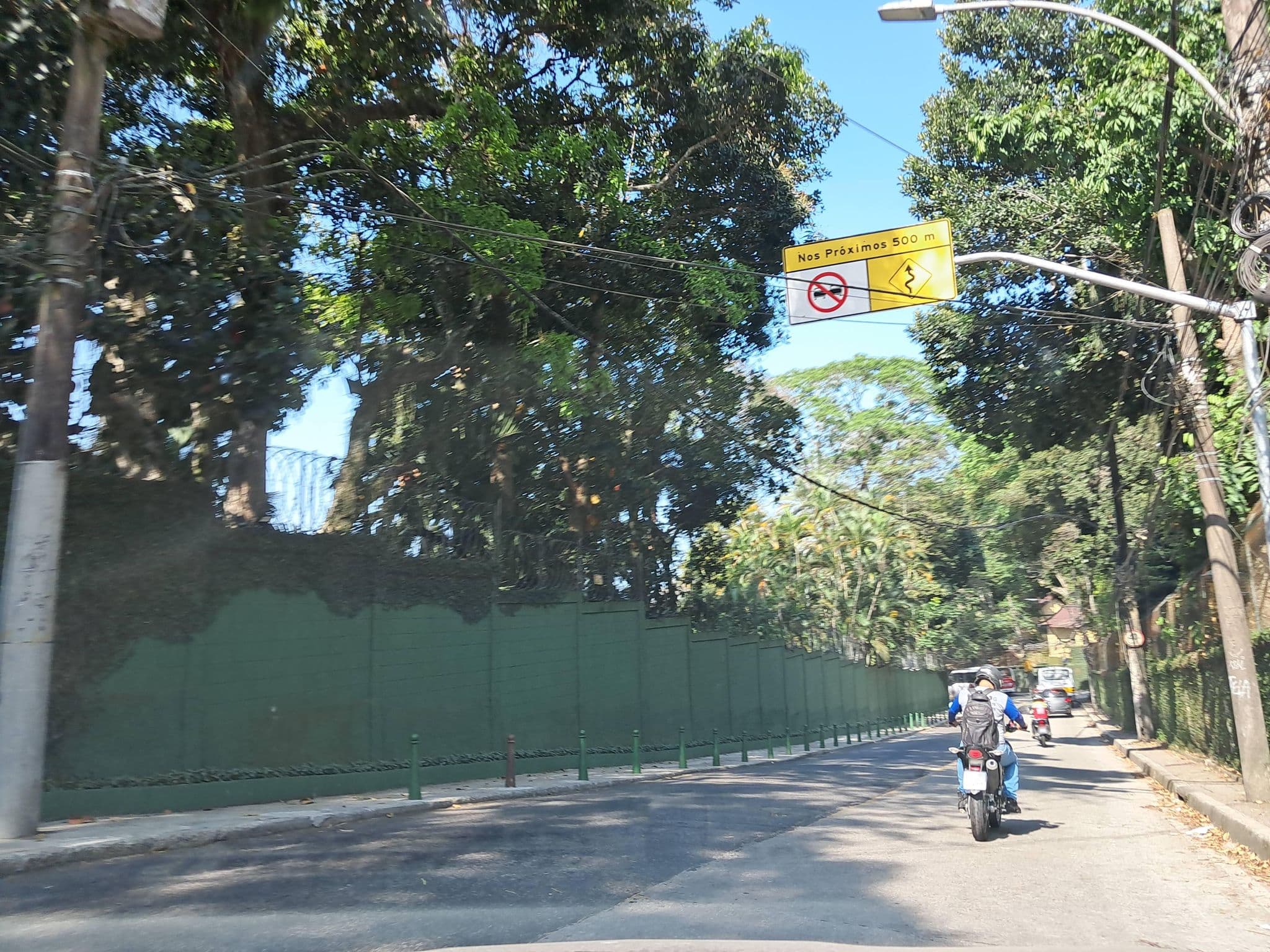 Street view near Albergue Fenix Rocinha, Rocinha — © enzostana (CC BY-SA · Mapillary)