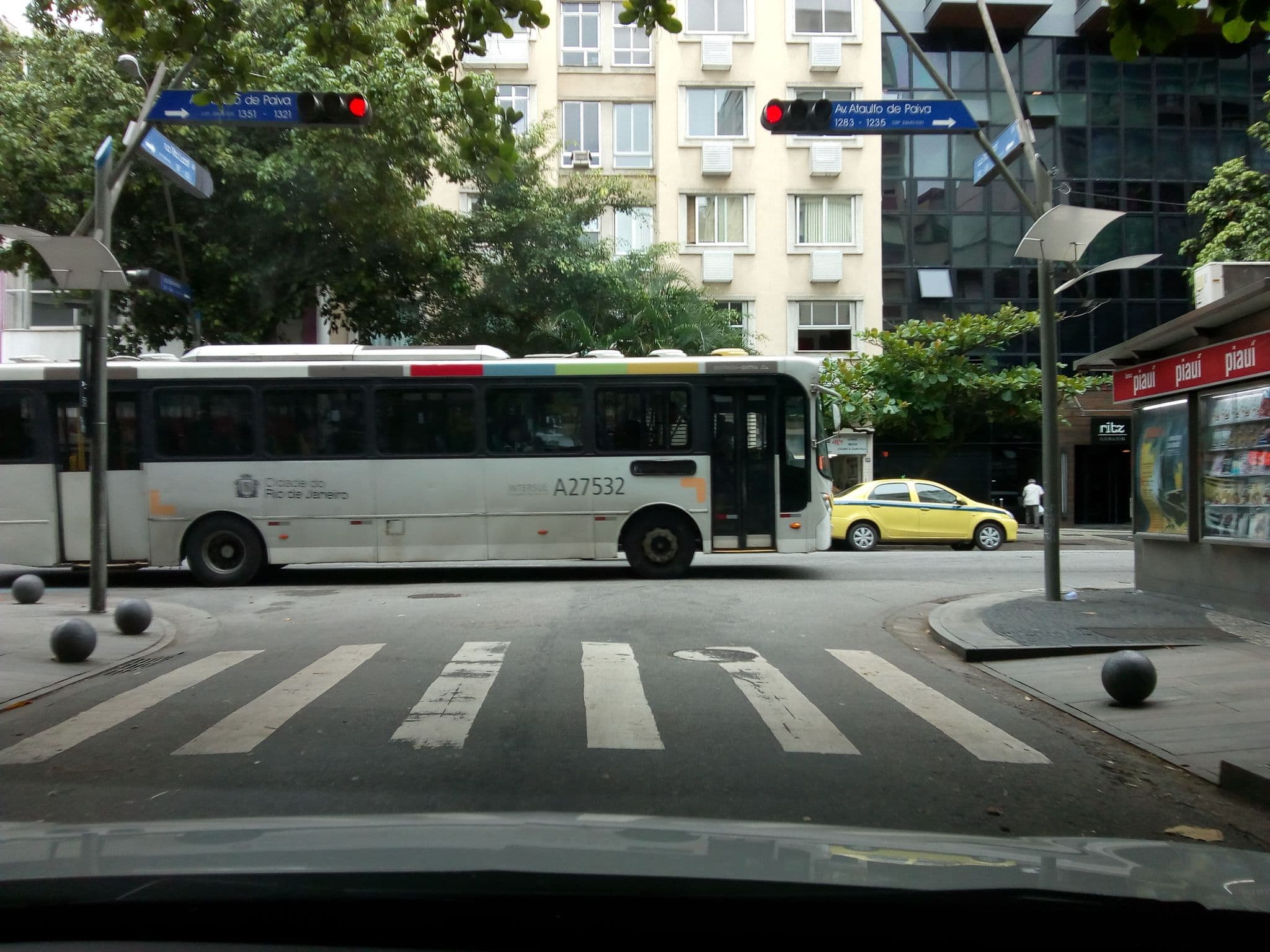 Street view near B&B Casa da Gloria e do Raul, Leblon — © marciosampaio (CC BY-SA · Mapillary)