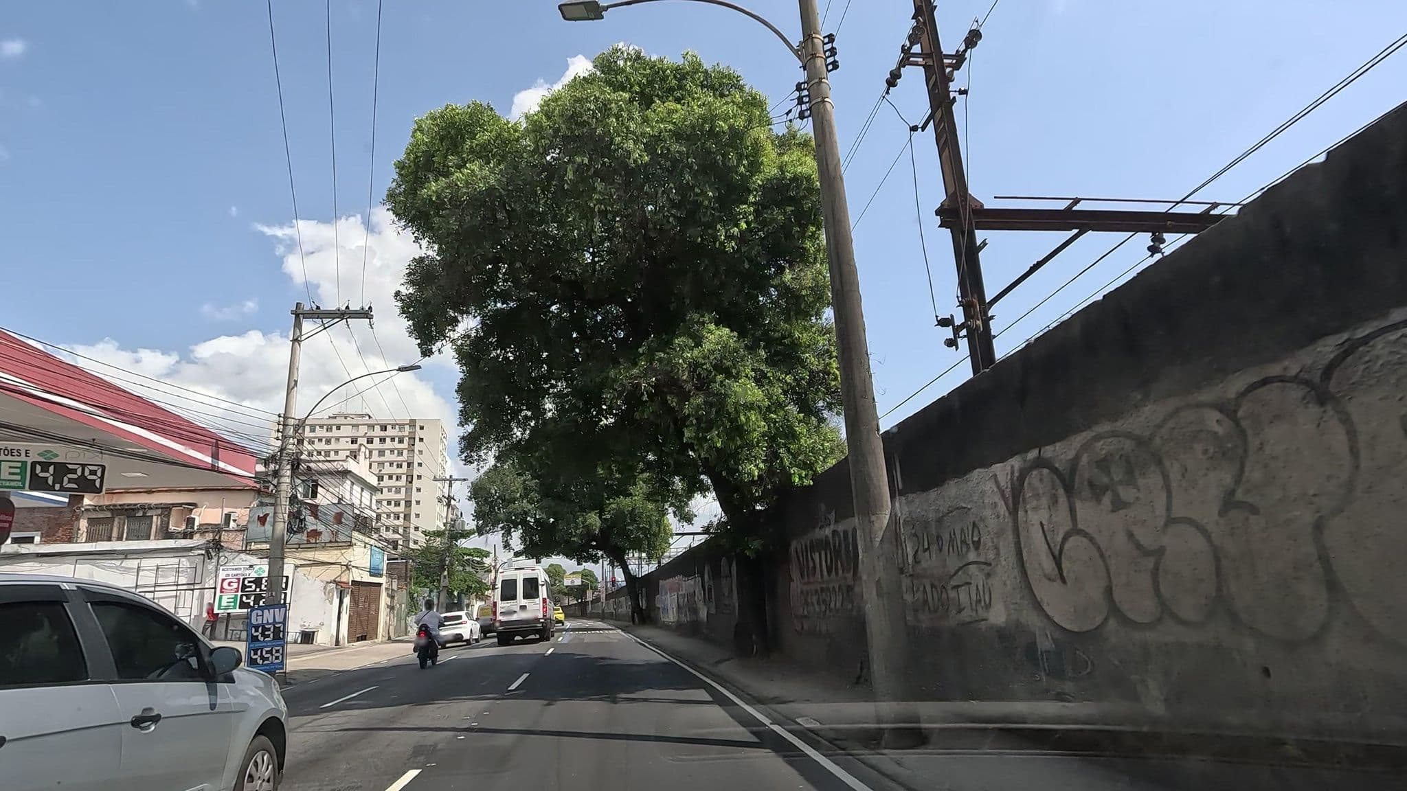 Street view near Cantinho do Futebol Hostel, Estácio — © enzostana (CC BY-SA · Mapillary)
