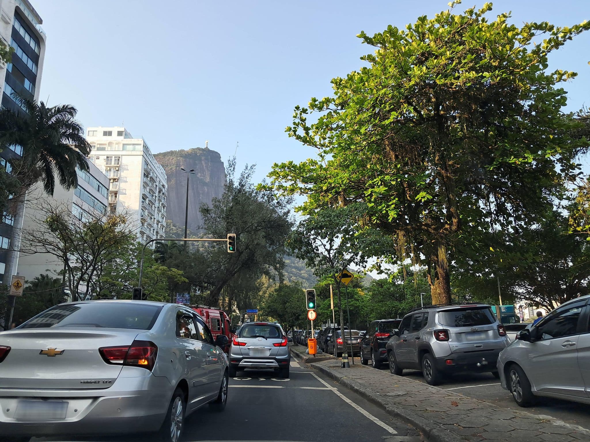 Street view near Rioow Hostel, Leblon — © enzostana (CC BY-SA · Mapillary)
