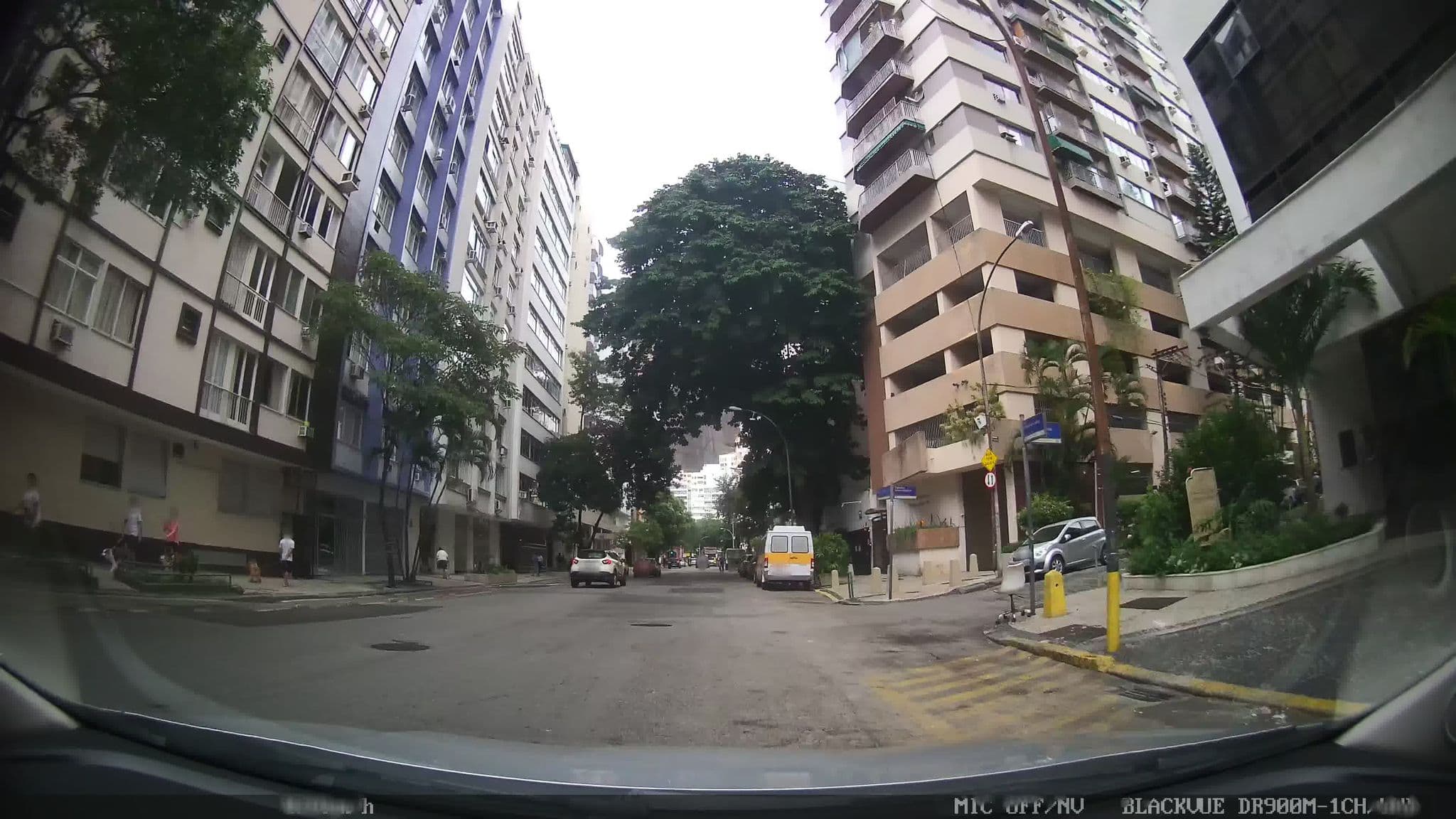 Street view near Plaza Elysées Double Residence Service, Copacabana — © kaart_1 (CC BY-SA · Mapillary)