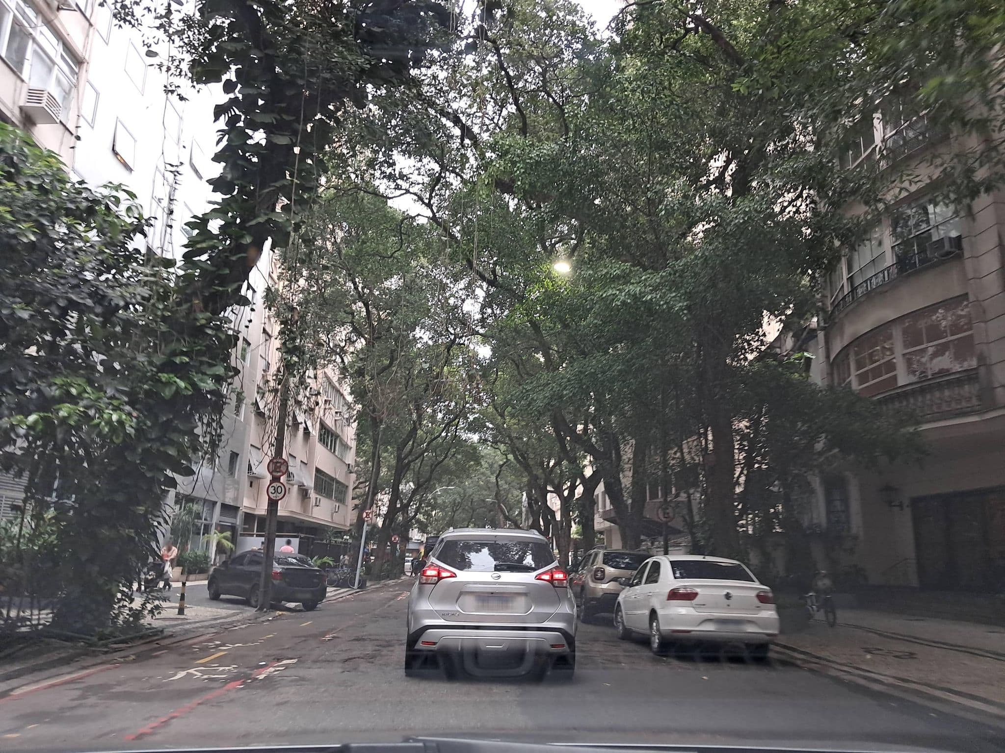 Street view near 266, Copacabana — © enzostana (CC BY-SA · Mapillary)