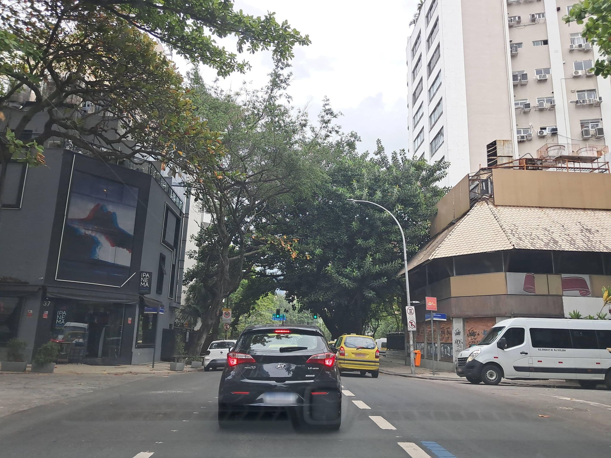 Street view near Ipanema Beach Hostel, Leblon — © enzostana (CC BY-SA · Mapillary)