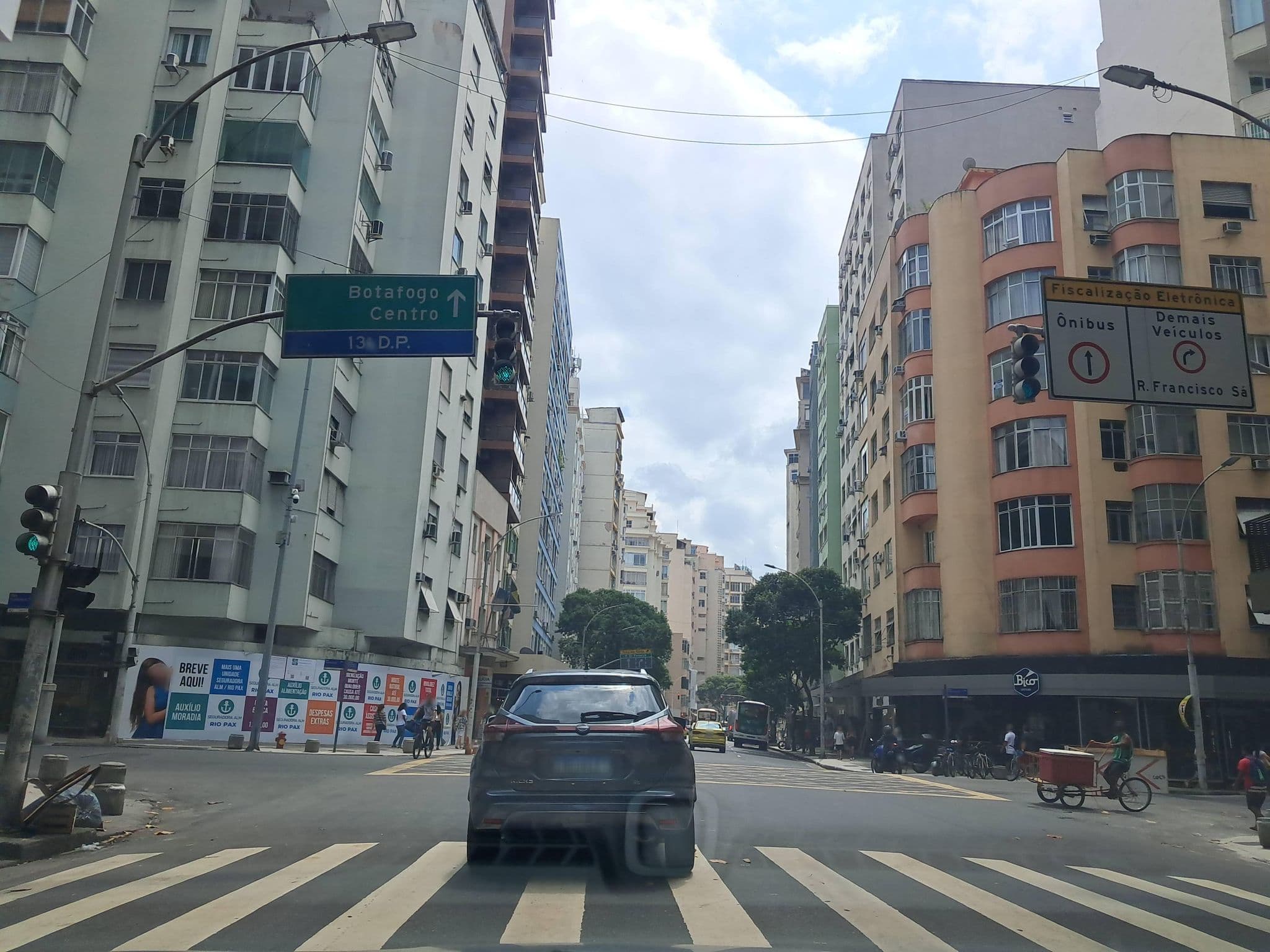 Street view near Juan Palace Hotel, Ipanema — © enzostana (CC BY-SA · Mapillary)