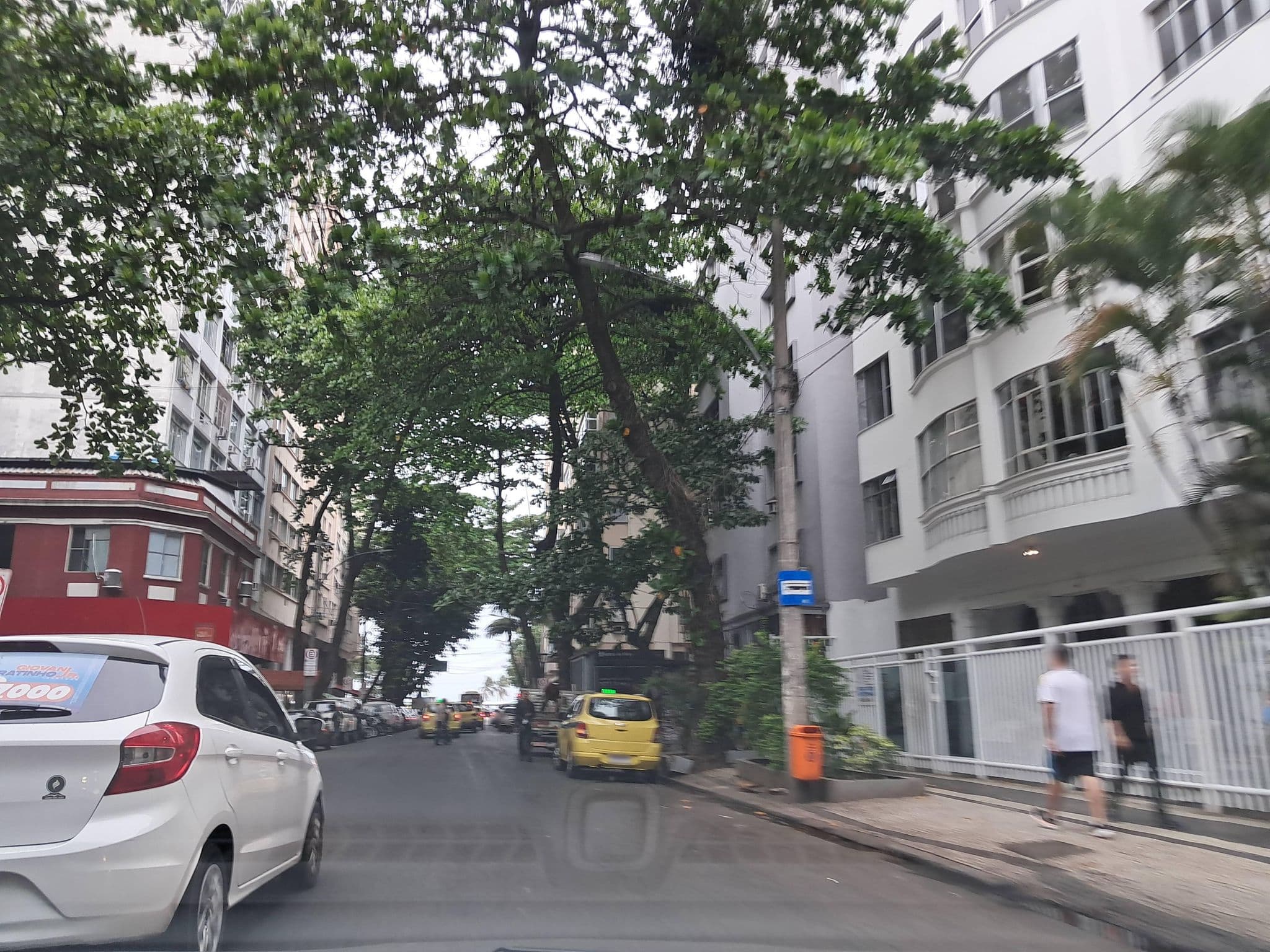Street view near Luxor Hotel Copacabana, Copacabana — © enzostana (CC BY-SA · Mapillary)