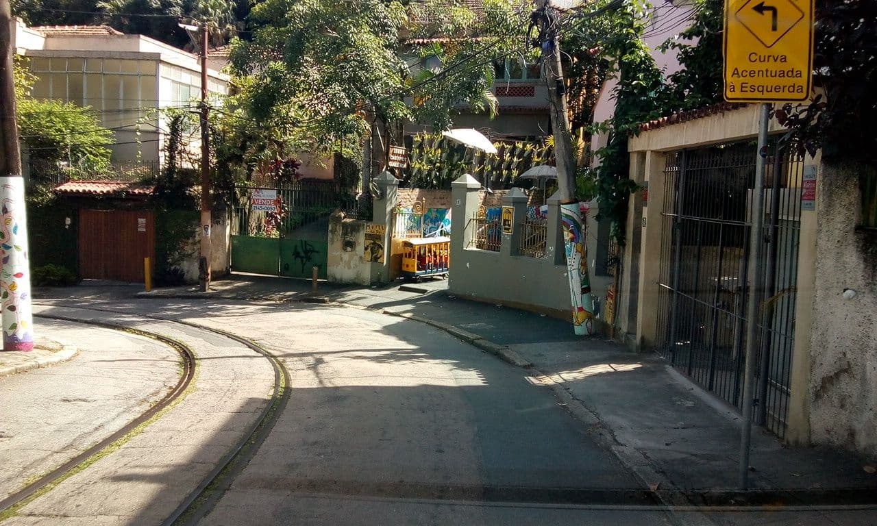 Street view near Modernistas, Hospedagem e Arte, Santa Teresa — © marciosampaio (CC BY-SA · Mapillary)