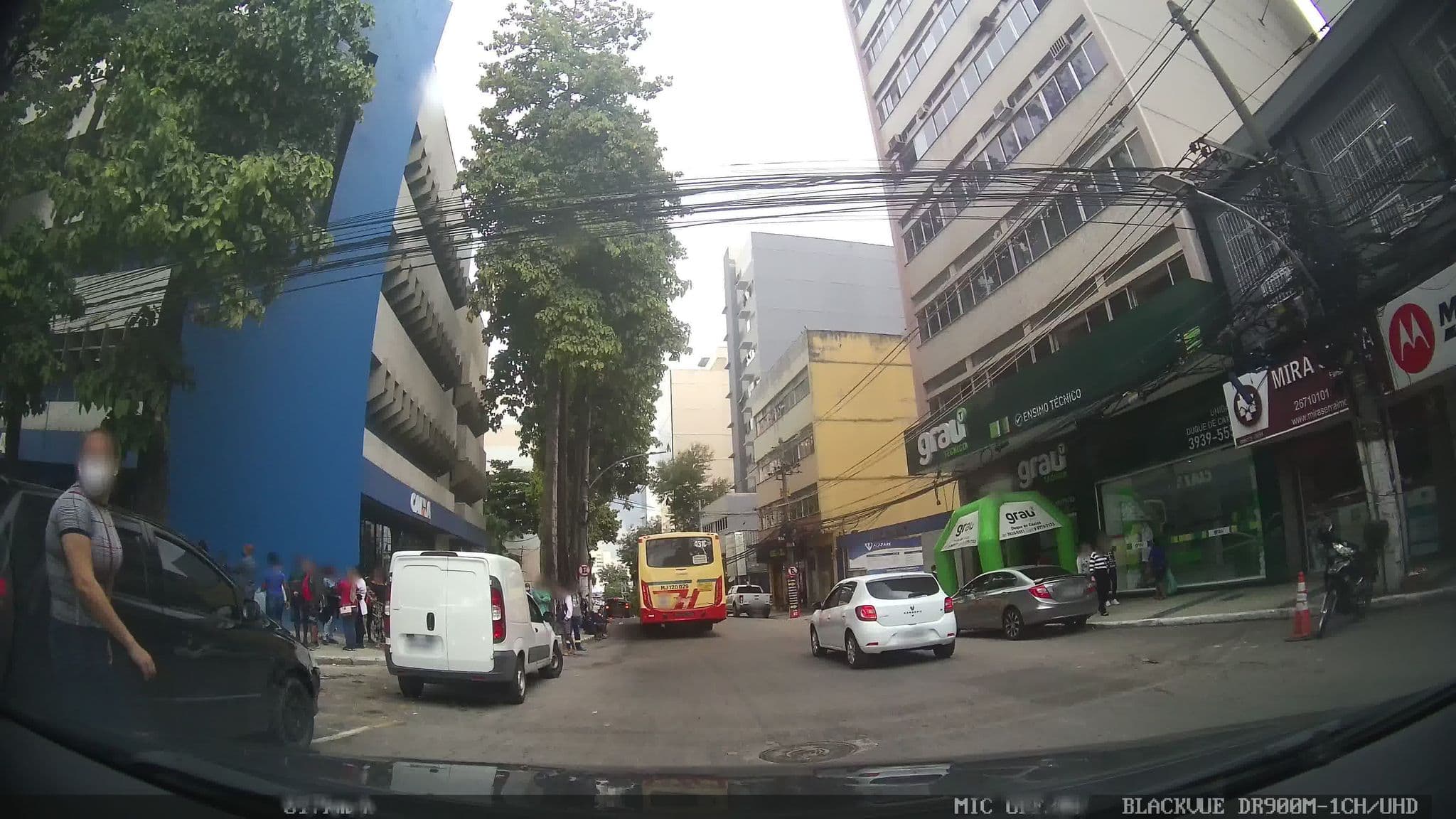 Street view near Hotel Bela Avenida, Duque de Caxias — © kaart_2 (CC BY-SA · Mapillary)