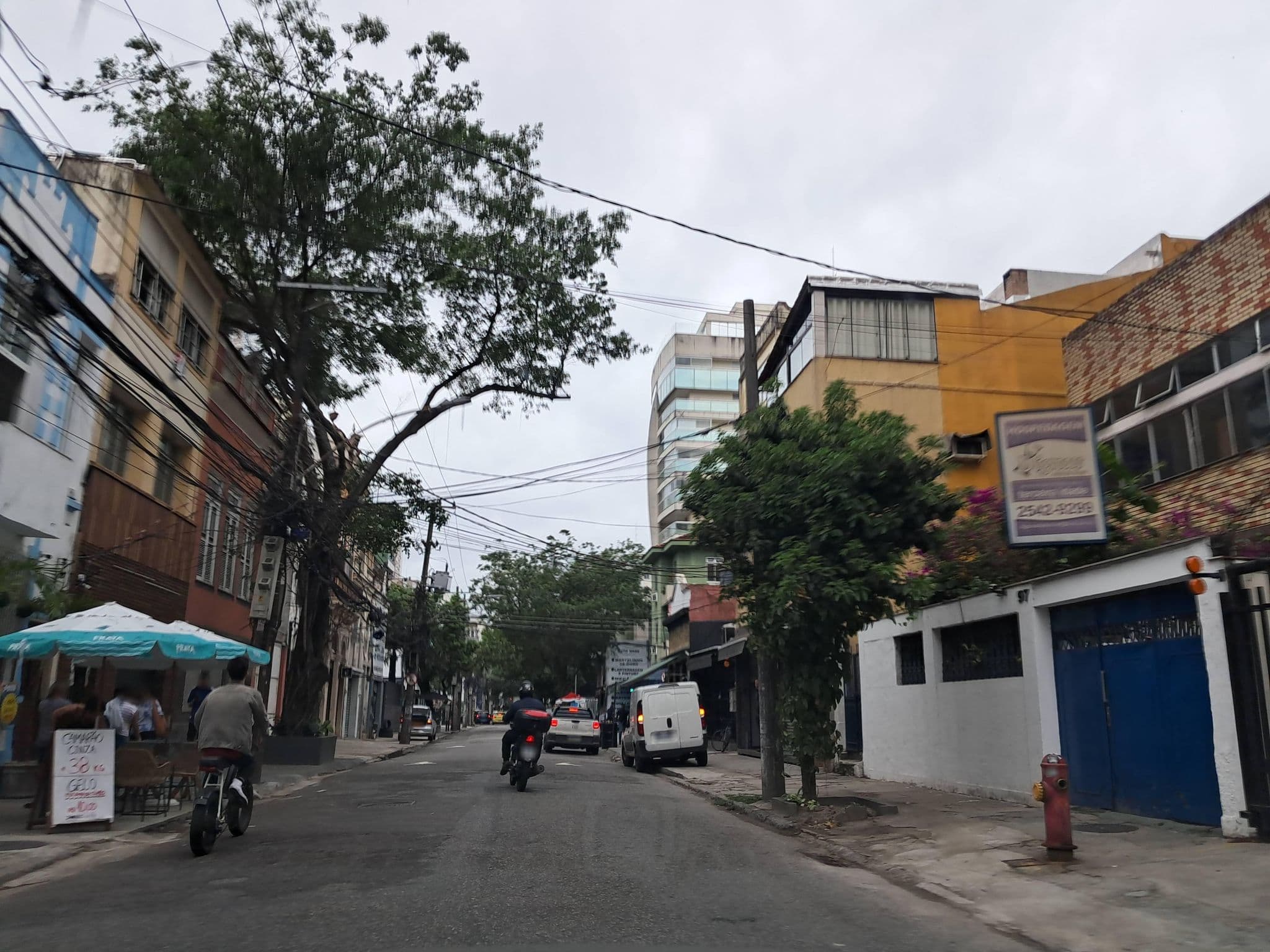 Street view near Rio Beach Hostel, Copacabana — © enzostana (CC BY-SA · Mapillary)
