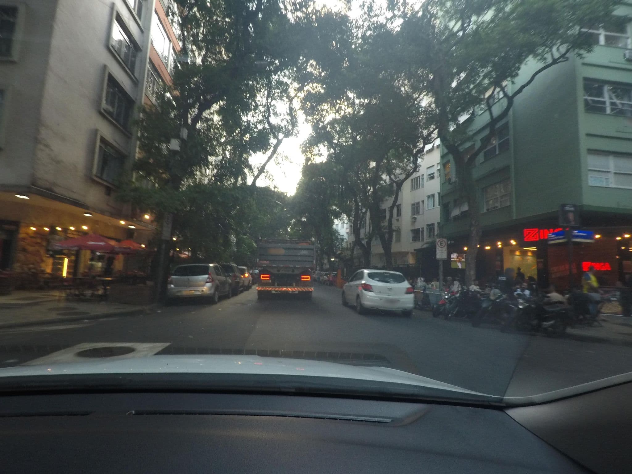 Street view near Botafogo in Urca, Copacabana — © jaderbavaresco (CC BY-SA · Mapillary)