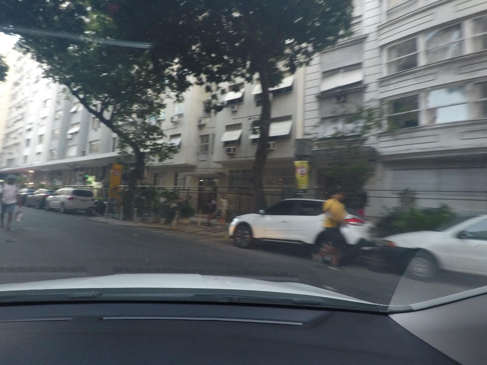Street view near Mirasol Copacabana Hotel, Copacabana — © jaderbavaresco (CC BY-SA · Mapillary)