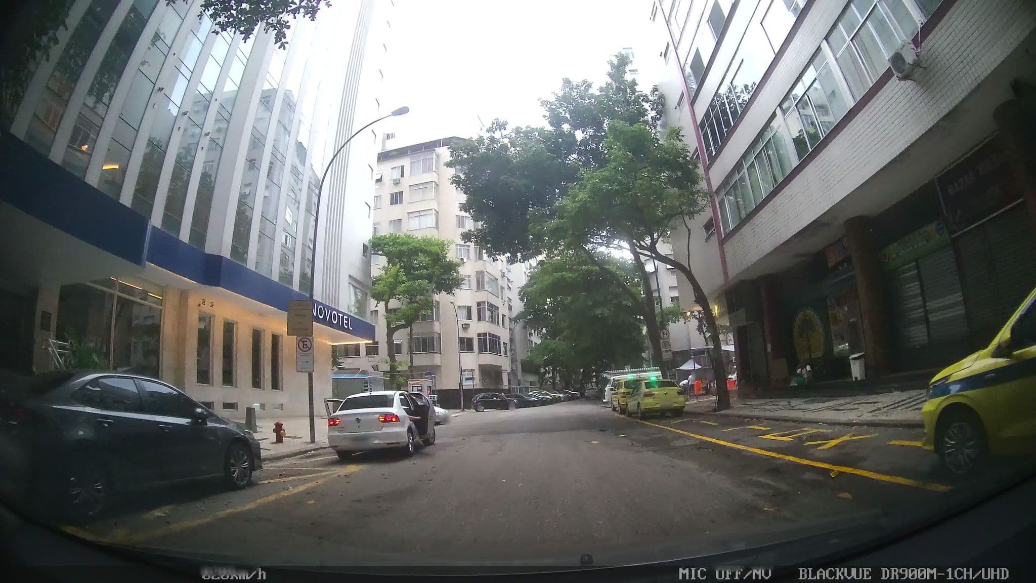 Street view near Golden Tulip Continental Hotel, Copacabana — © kaart_2 (CC BY-SA · Mapillary)