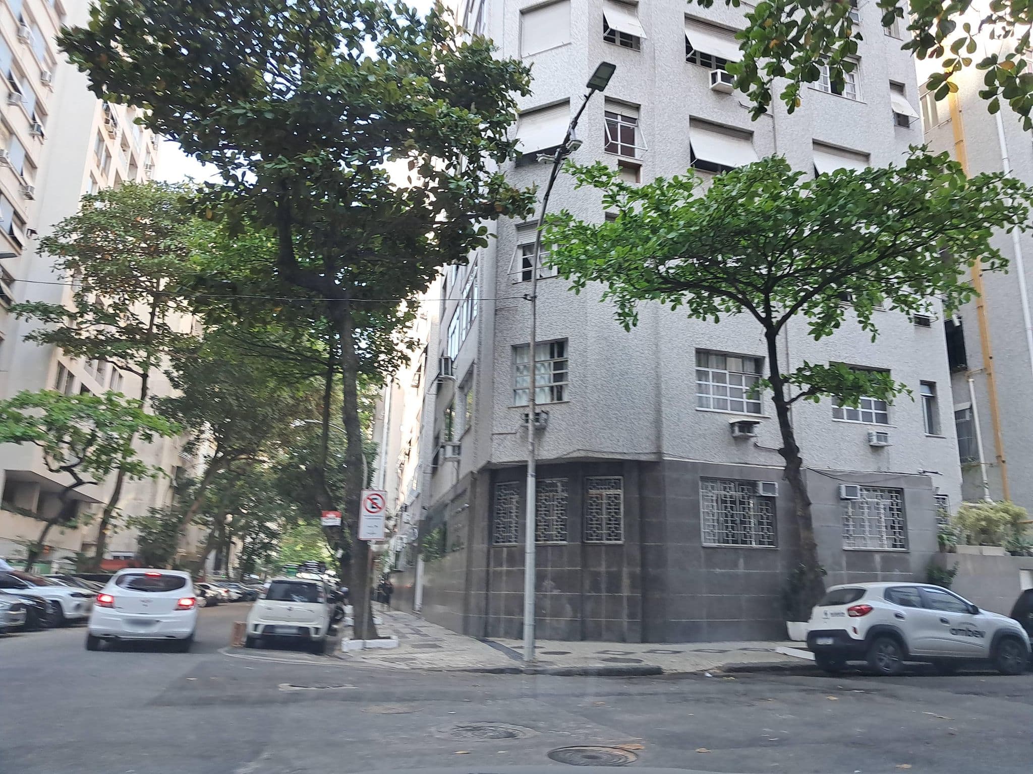 Street view near Novotel Rio de Janeiro Leme, Copacabana — © Malu25 (CC BY-SA · Mapillary)